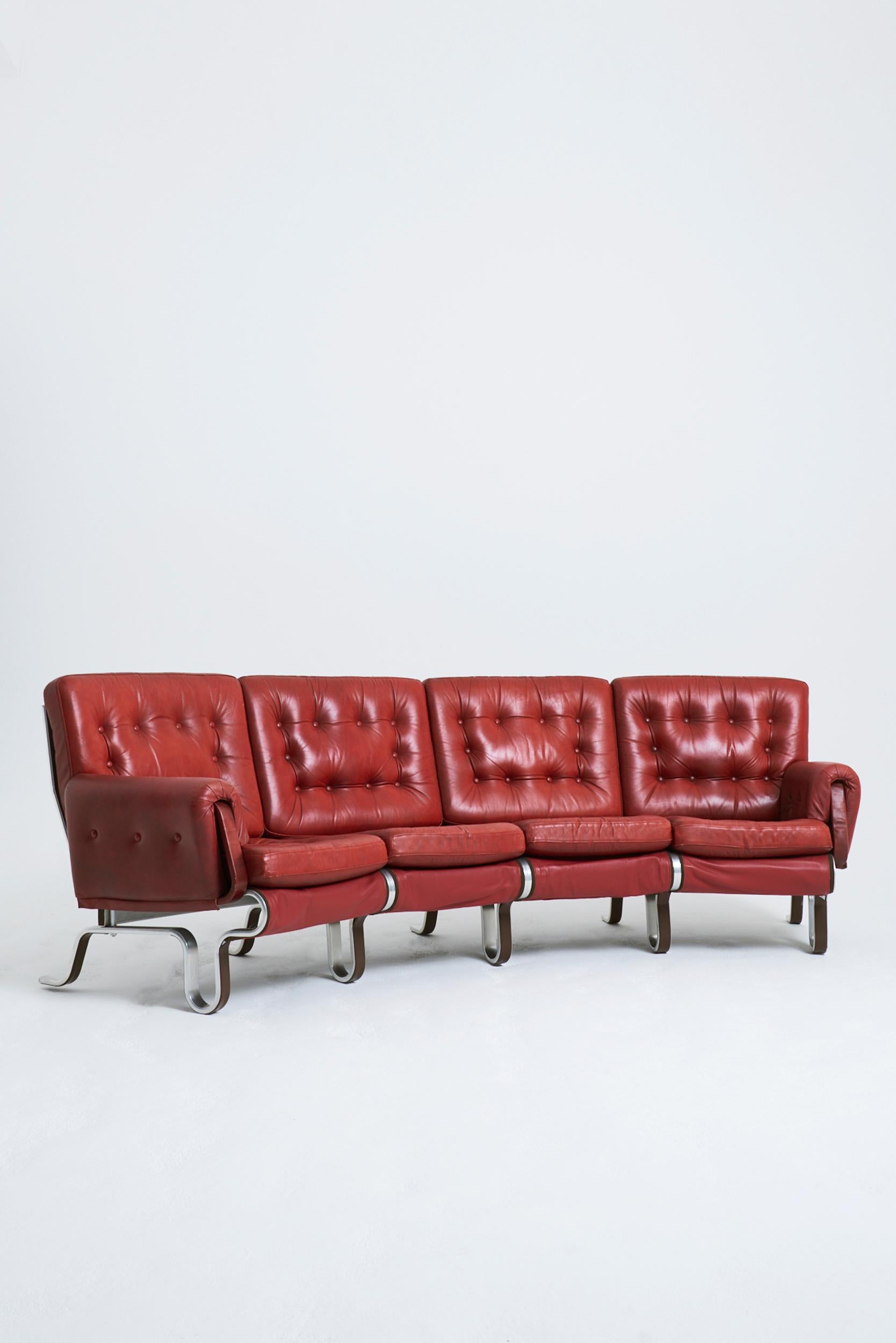 Ein viersitziges, geschwungenes Sofa aus rotem Leder und gebürstetem Stahl von Eric Sigfrid Persson (1898-1983) aus seiner Serie 