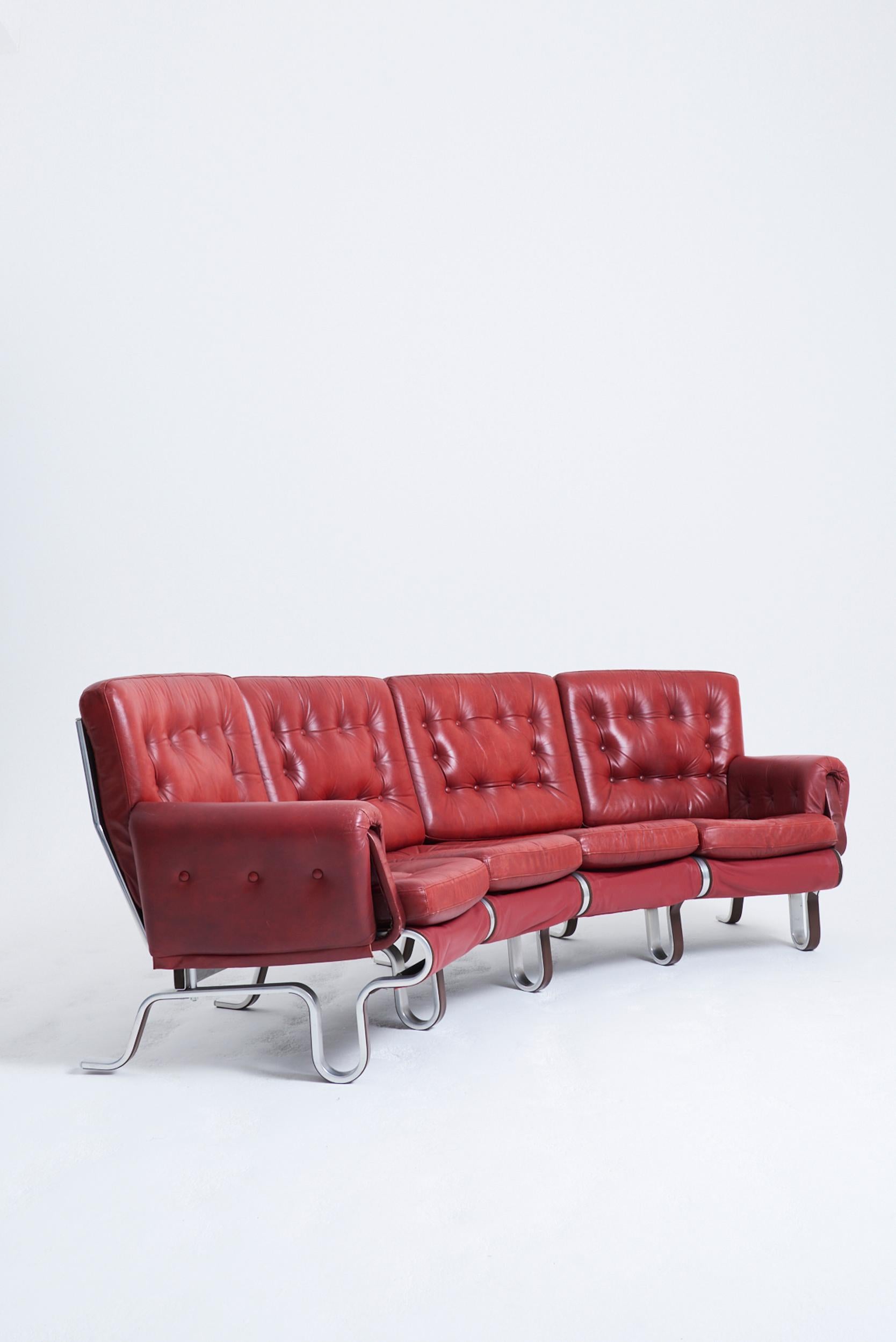 Gebogenes Sofa aus rotem Leder von Eric Sigfrid Persson (Schwedisch) im Angebot