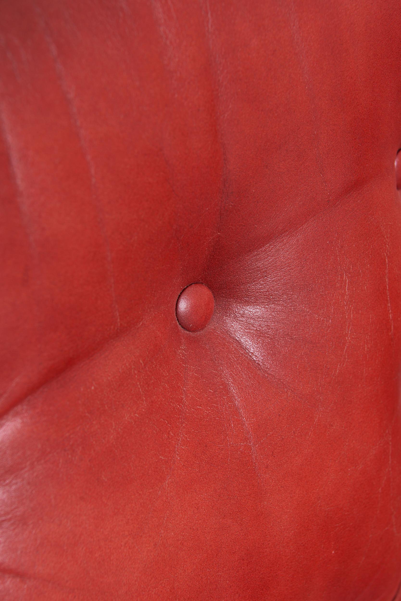 Gebogenes Sofa aus rotem Leder von Eric Sigfrid Persson (Ende des 20. Jahrhunderts) im Angebot