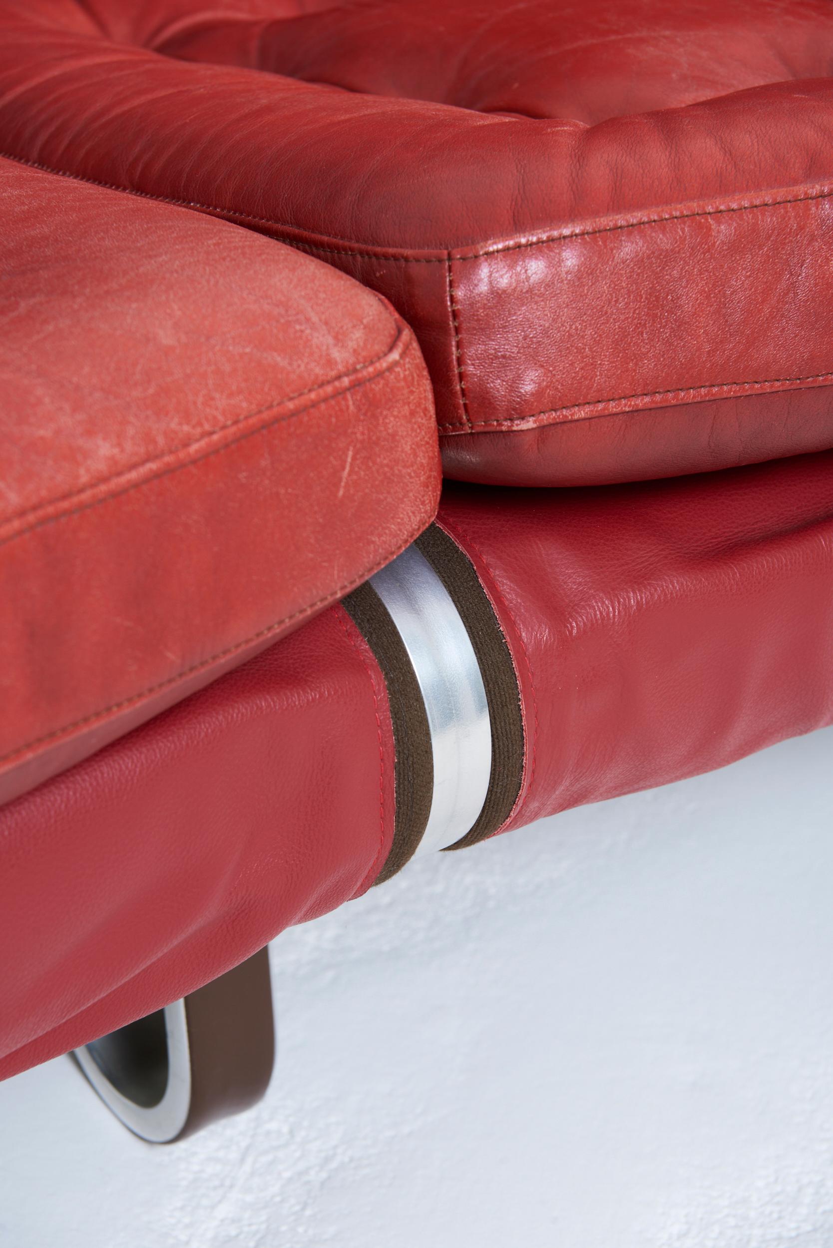 Gebogenes Sofa aus rotem Leder von Eric Sigfrid Persson (Stahl) im Angebot