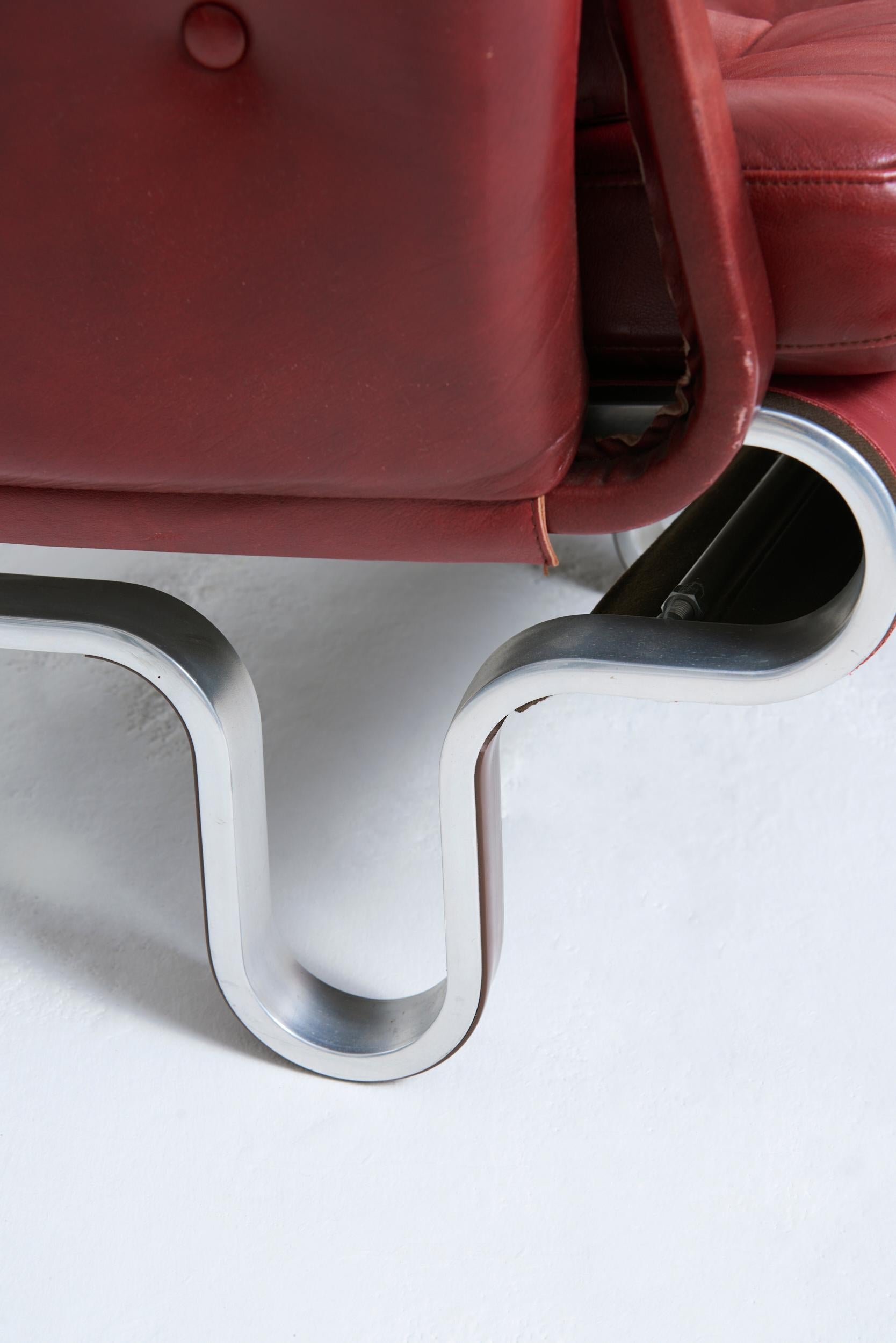 Gebogenes Sofa aus rotem Leder von Eric Sigfrid Persson im Angebot 2