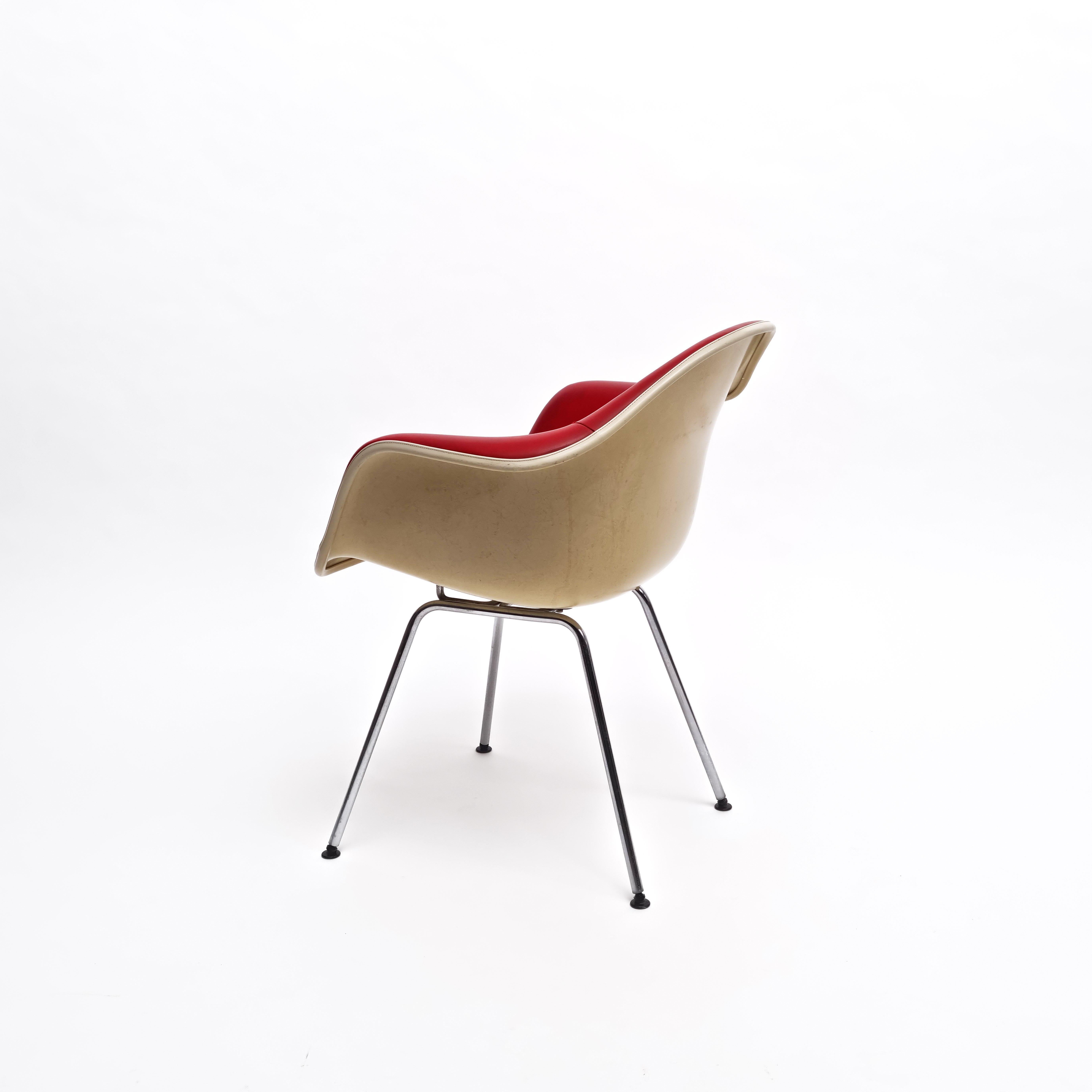 Ein Dax-Seilkantenstuhl aus Fiberglas mit Zenith-Schale, entworfen von Charles & Ray Eames für Herman Miller Co., mit aluminiumbeschichteten Beinen, die die ursprüngliche rote Lederpolsterung über einer Fiberglasschale beibehalten.
Hergestellt von