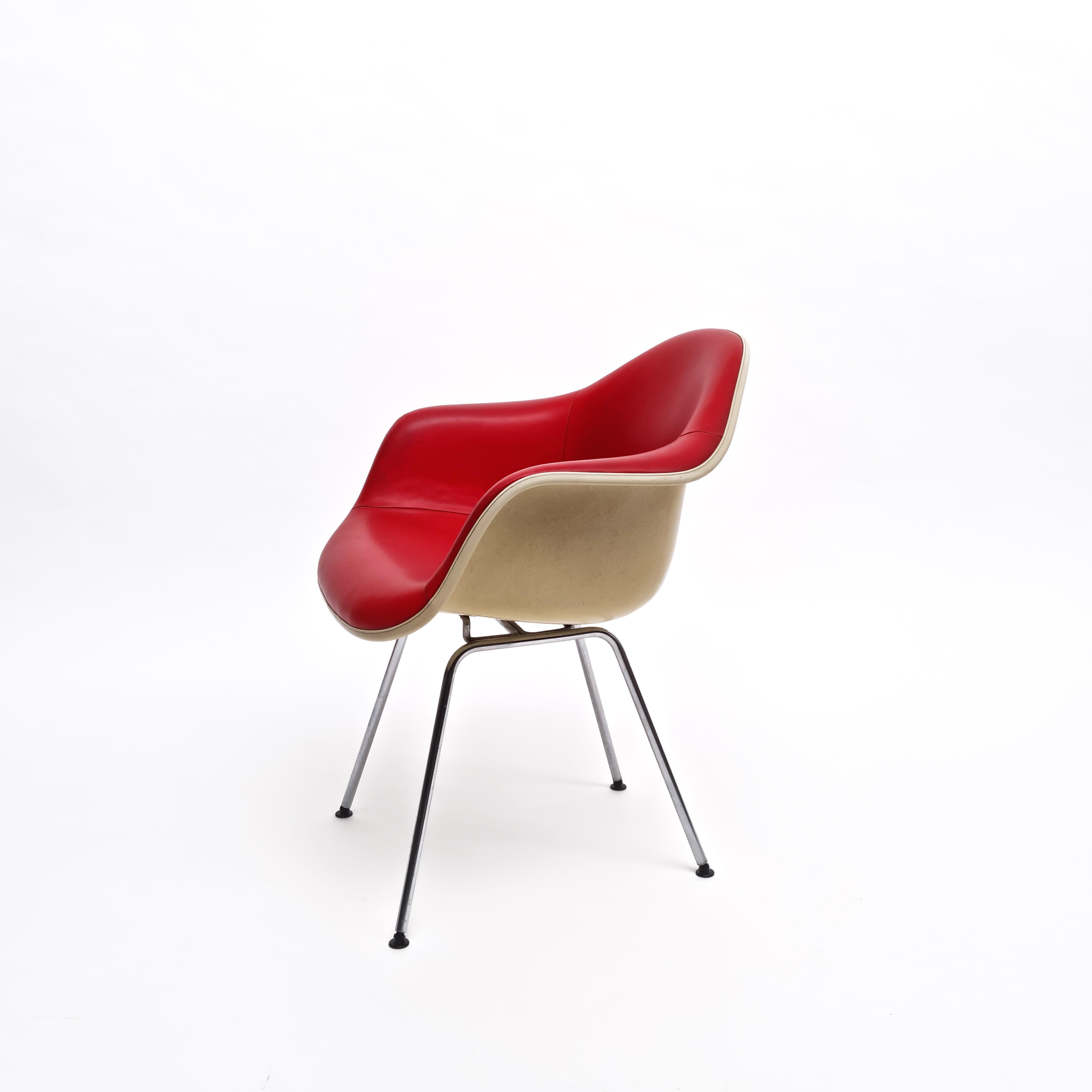 Sessel „Dax“ aus rotem Leder von Charles & Ray Eames, 1960er Jahre (Moderne der Mitte des Jahrhunderts) im Angebot