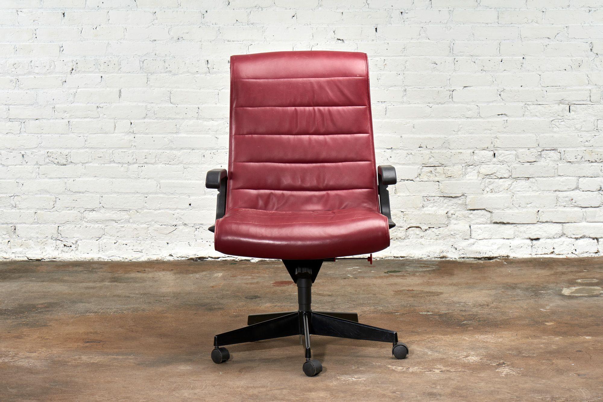 Chaise de bureau en cuir rouge pour Knoll/Knoll Intl, France 1992. Le cuir d'origine est en très bon état.

