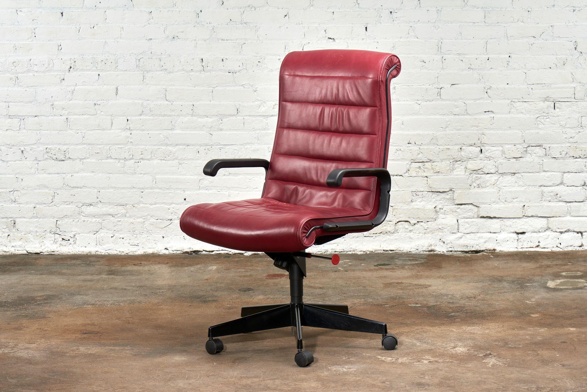 chaise en cuir rouge