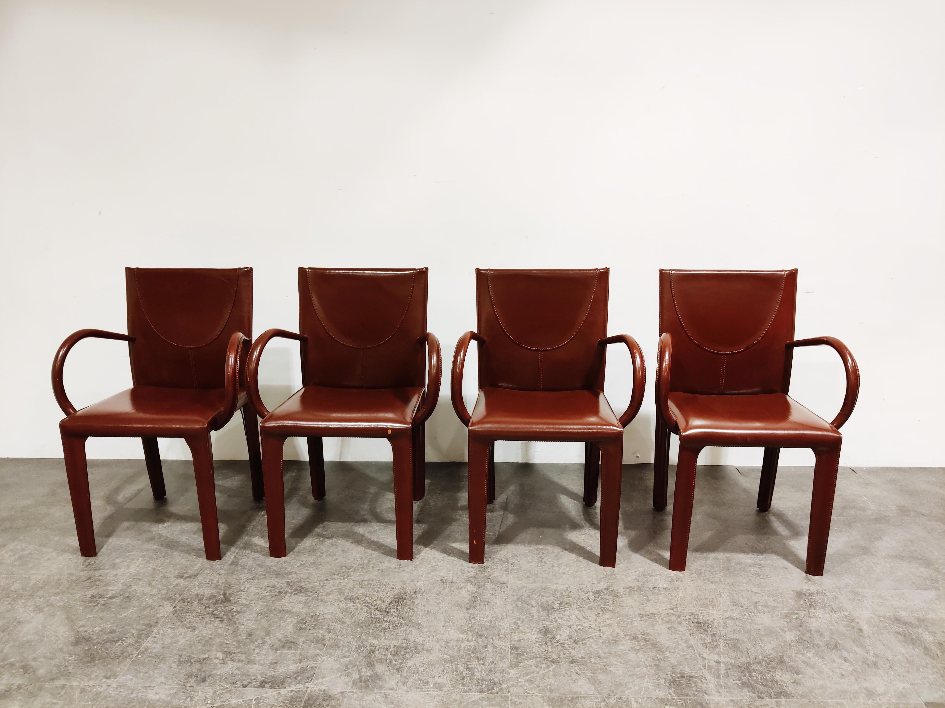 Vintage red coloured leather dining chairs with armrests by Arper.

Nicely stitched leather with elegant armrests.

Deep red colour. 

Good condition

All stamped with maker's mark. 

Dimensions:
Height: 87cm/34.25