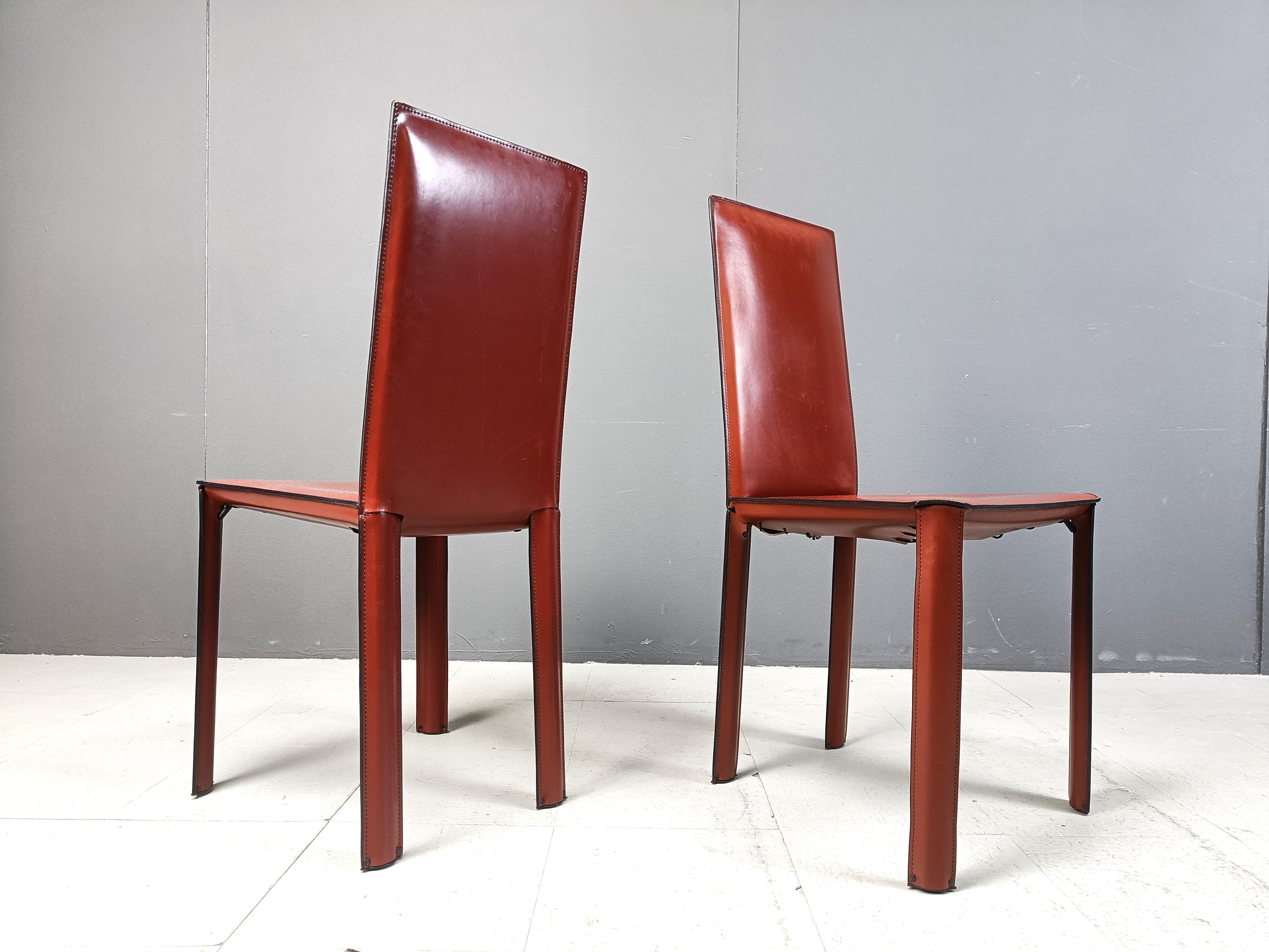 Sillas de comedor vintage de cuero rojo/marrón de Decouro Brazil. 

Estas sillas de comedor de alta calidad tienen un diseño atemporal y están fabricadas con cuero resistente.

Se parecen mucho a las sillas de comedor Cab que Cassina sigue
