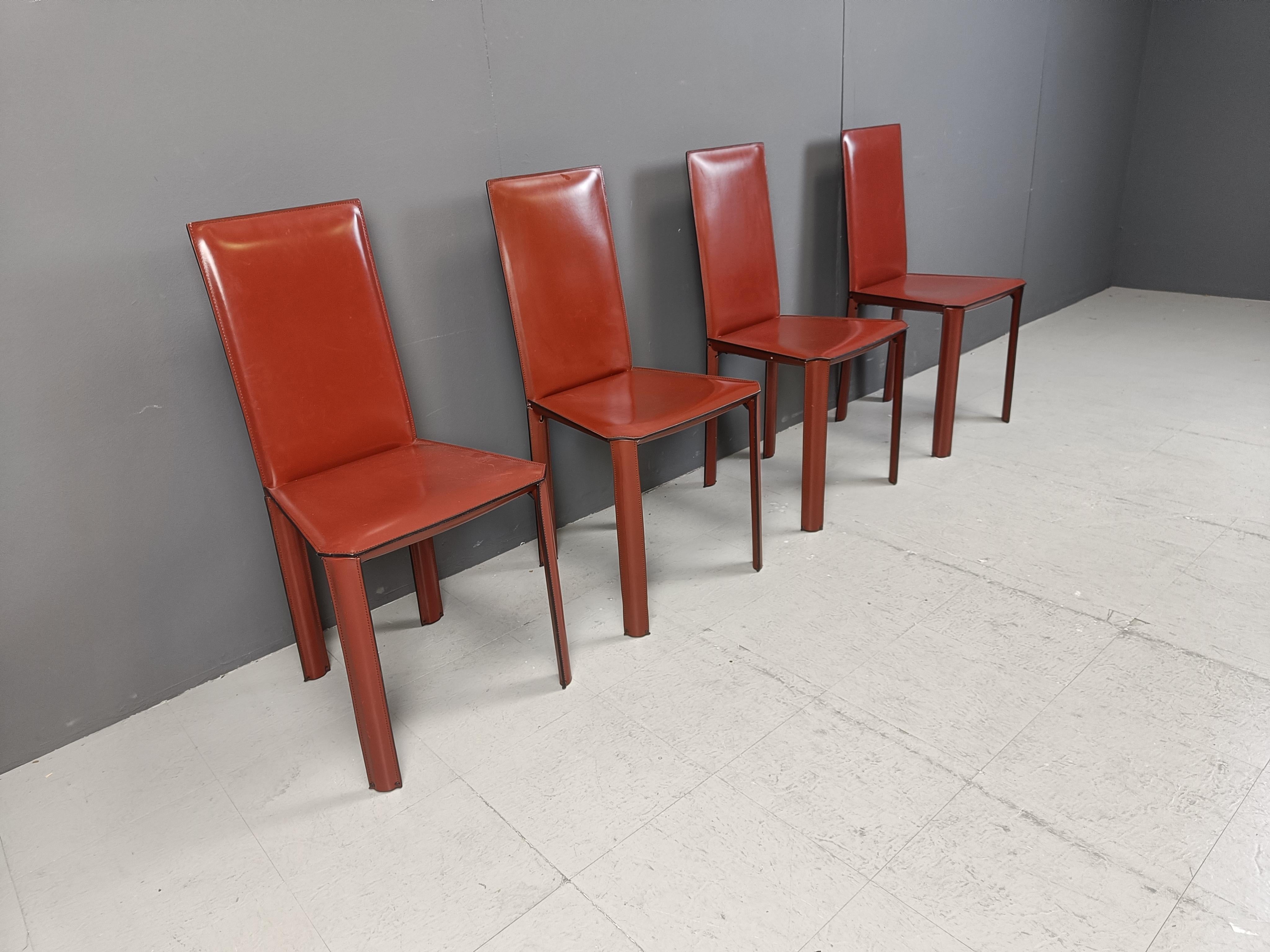 Sillas de comedor de piel roja de De Couro Brasil, años 80 - set de 4 Cuero