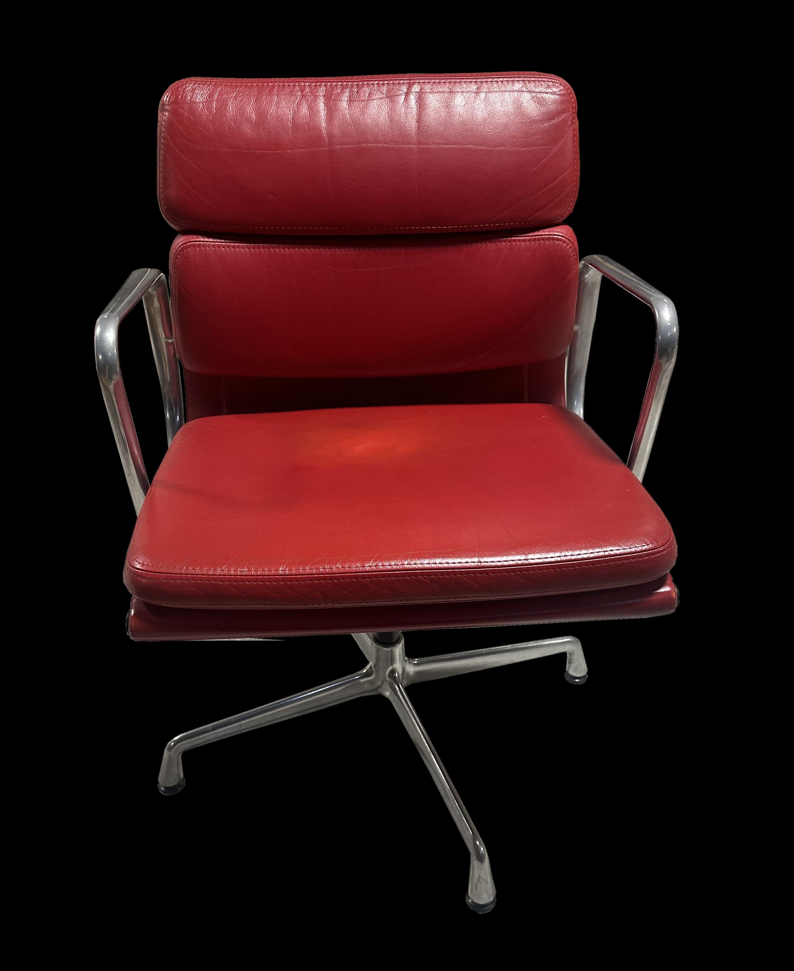 Il s'agit de très beaux exemplaires en cuir de ce modèle de chaises de bureau Eames à rembourrage souple, qui coûtaient une petite fortune à l'état neuf. Ces chaises ont un aspect et un toucher plus agréables, avec un peu de patine sur l'aluminium