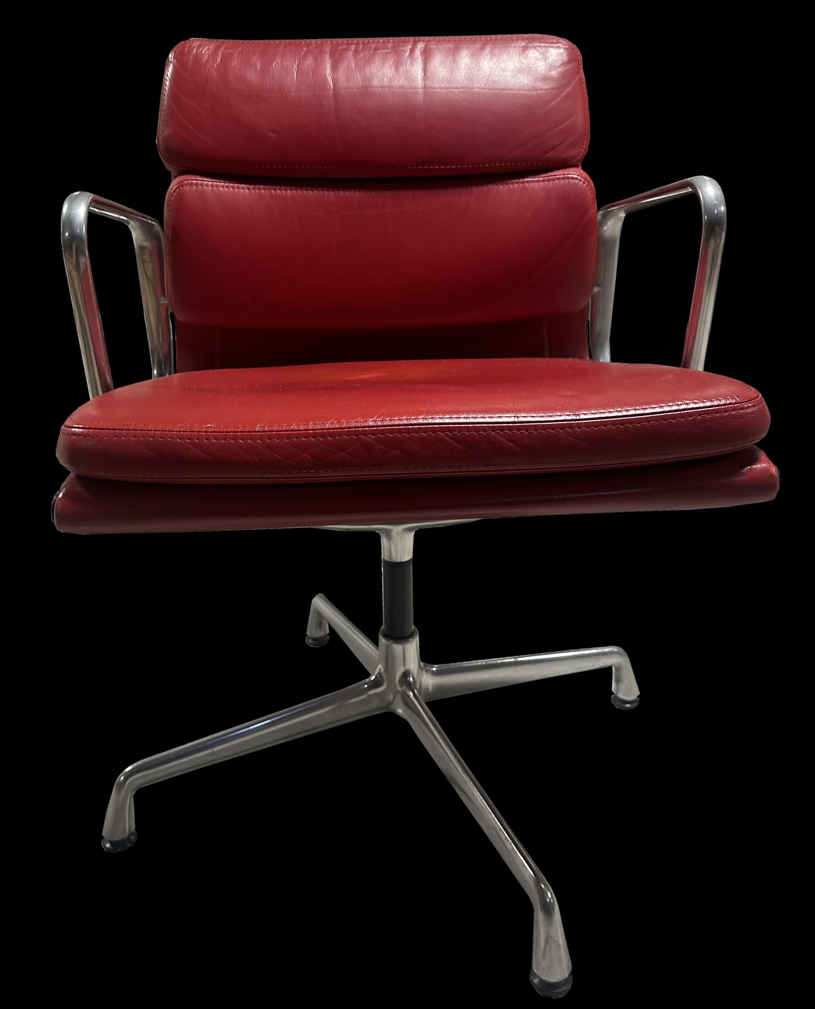 Eames EA208 Drehstuhl aus rotem Leder mit weichem Klappdeckel (Aluminium) im Angebot