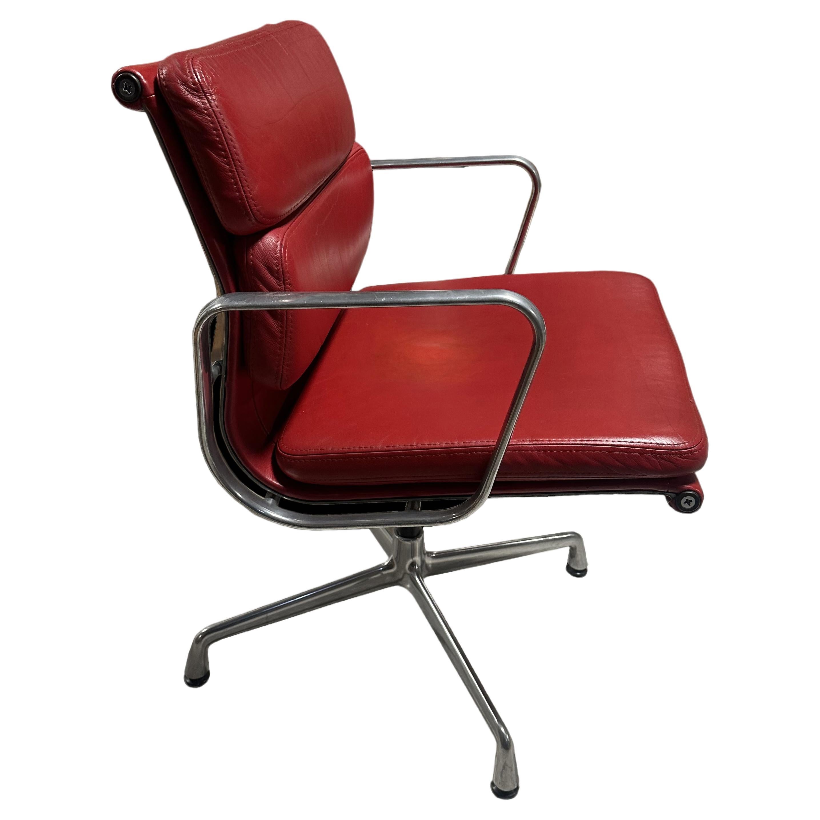 Eames EA208 Drehstuhl aus rotem Leder mit weichem Klappdeckel