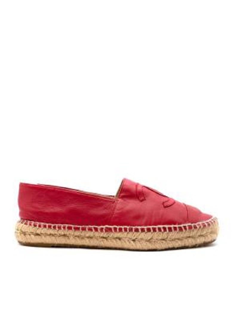  Chanel Alpargatas de piel rojas
 
 - Parte superior de piel flexible con pespuntes del logotipo CC
 - Entresuela de yute con base recubierta de goma
 
 Materiales:
 Piel
 Yute 
 
 Fabricado en España 
 
 9,5 excelente, algunas arrugas naturales del