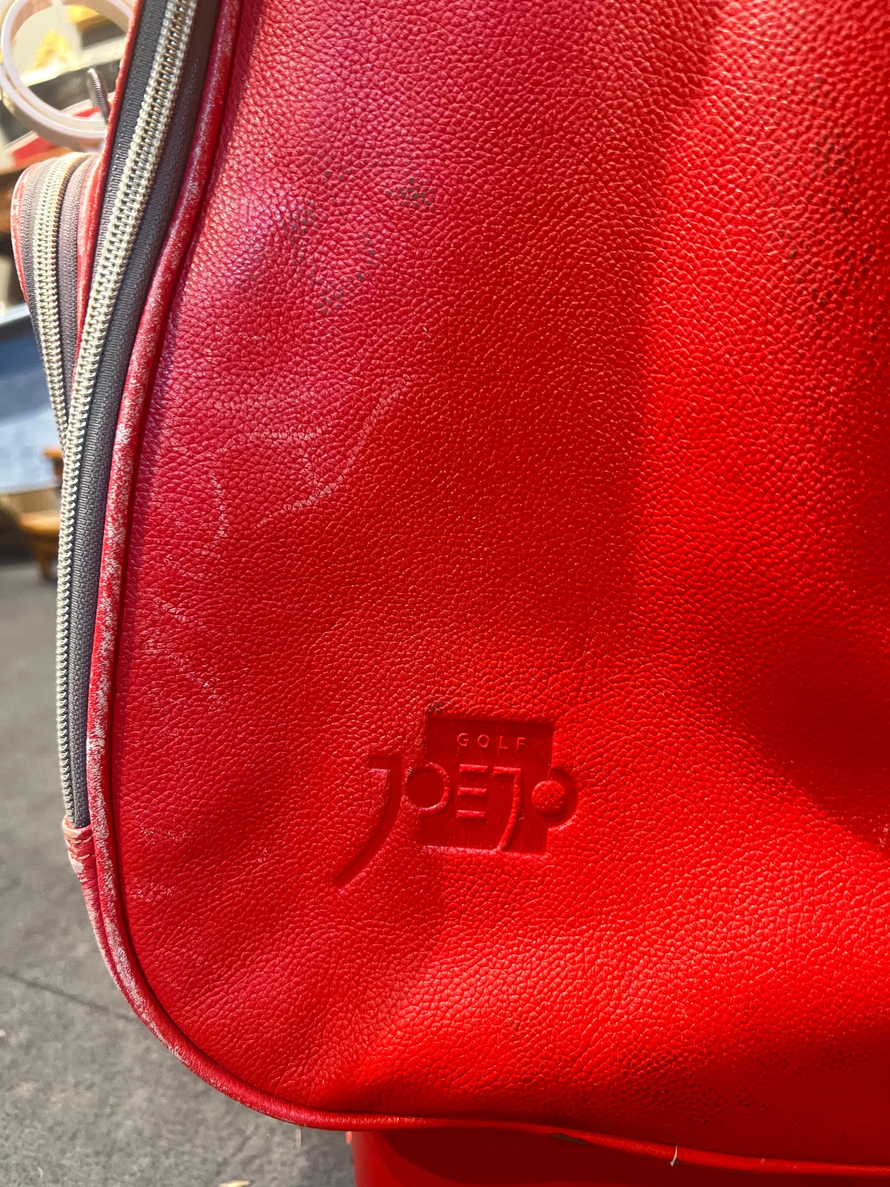 Allemand Sac de golf en cuir rouge modèle Salsa Stitch Rosso by JOEJO avec jeu de dix clubs en vente