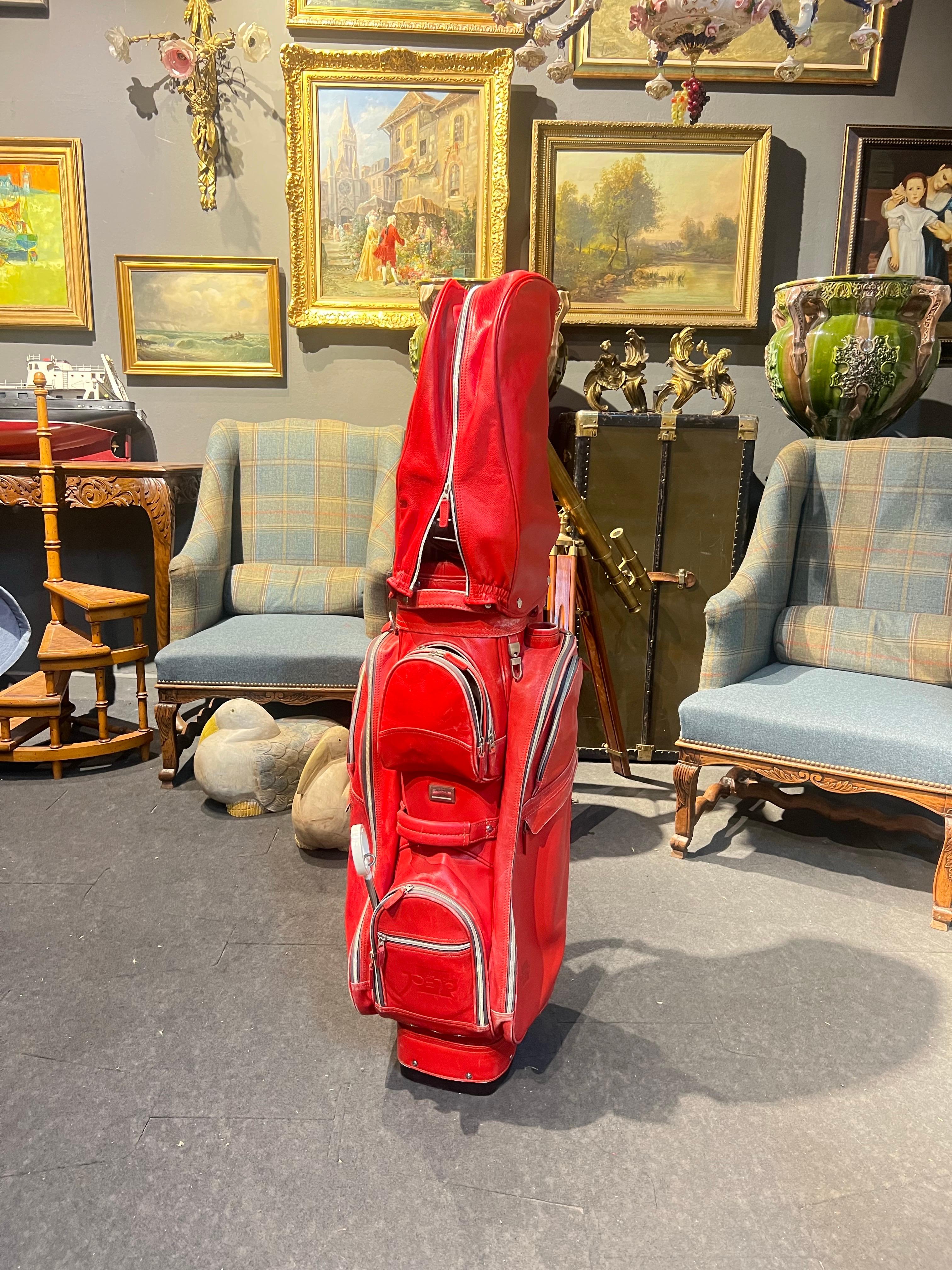 Sac de golf en cuir rouge modèle Salsa Stitch Rosso by JOEJO avec jeu de dix clubs Bon état - En vente à Sofia, BG