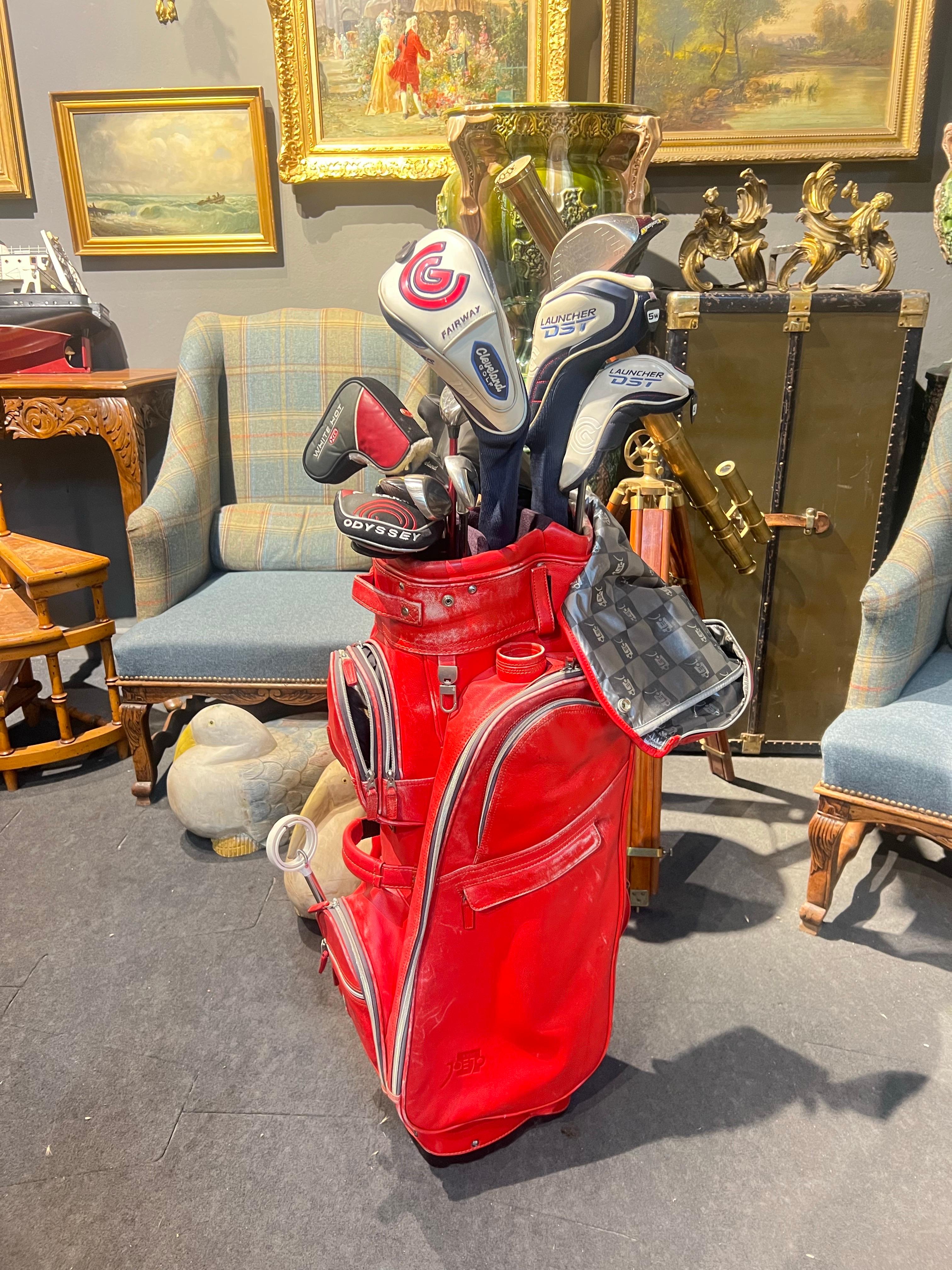 XXIe siècle et contemporain Sac de golf en cuir rouge modèle Salsa Stitch Rosso by JOEJO avec jeu de dix clubs en vente