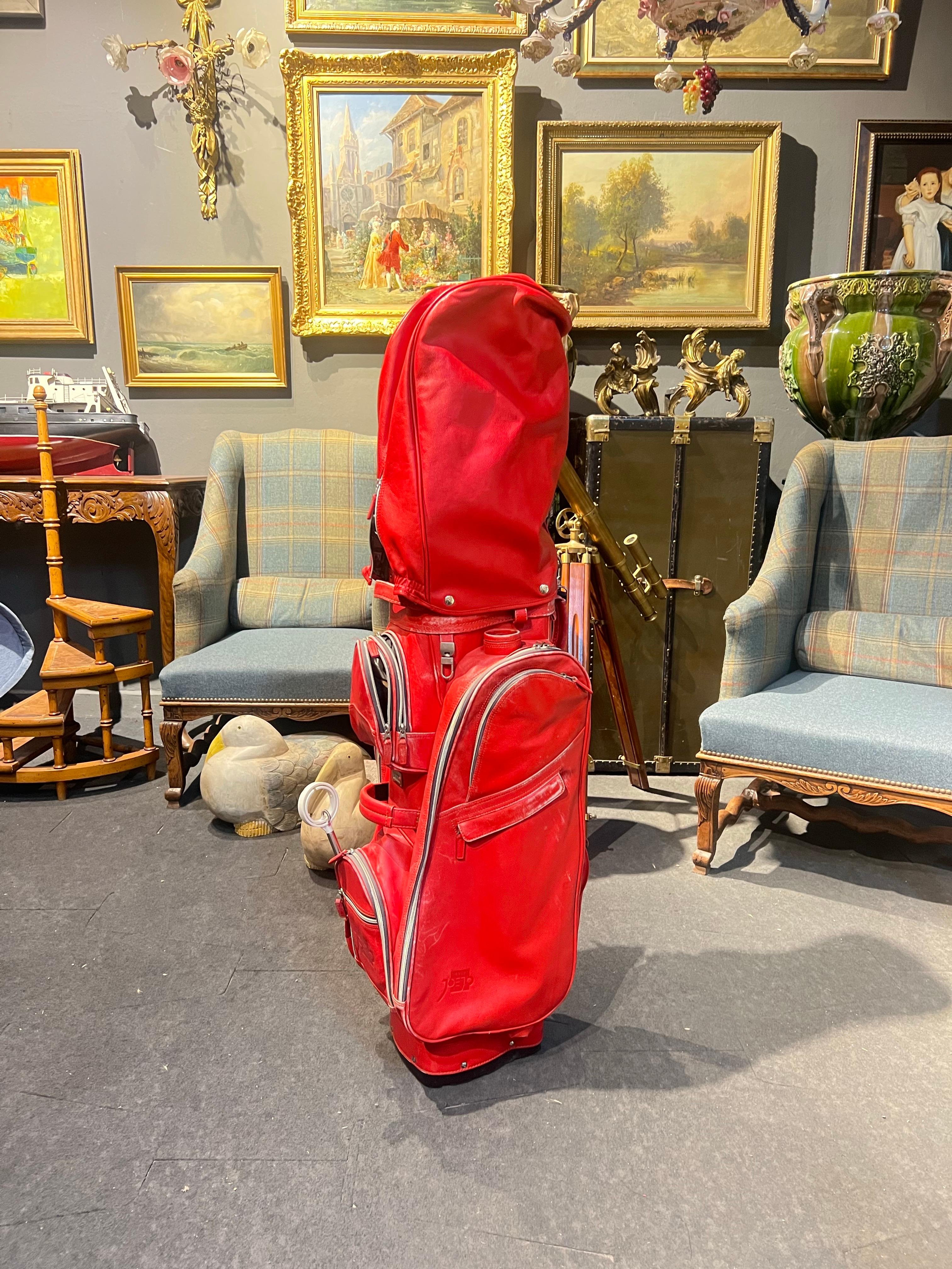 Cuir Sac de golf en cuir rouge modèle Salsa Stitch Rosso by JOEJO avec jeu de dix clubs en vente