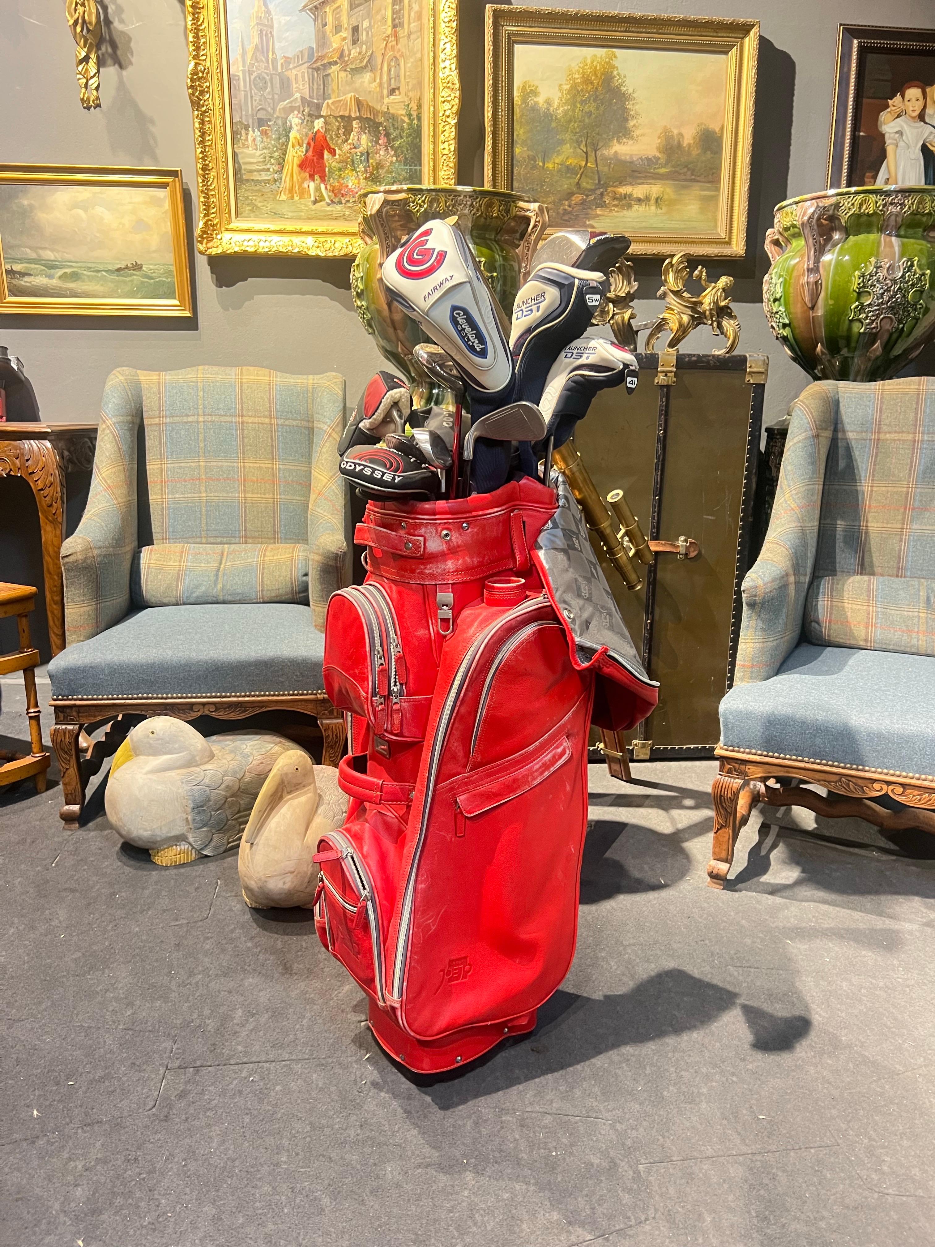 Sac de golf en cuir rouge modèle Salsa Stitch Rosso by JOEJO avec jeu de dix clubs en vente 1