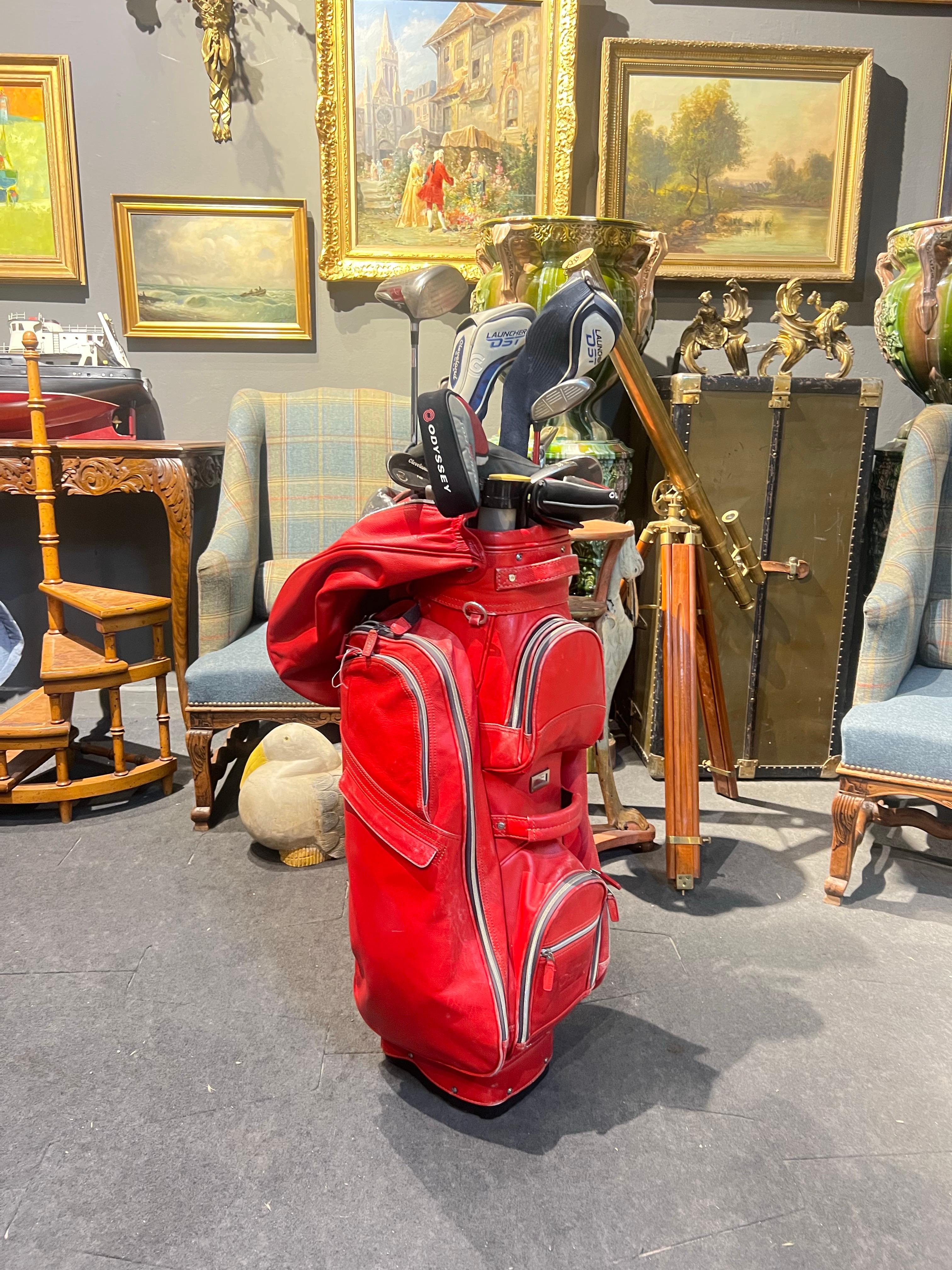 Sac de golf en cuir rouge modèle Salsa Stitch Rosso by JOEJO avec jeu de dix clubs en vente 2