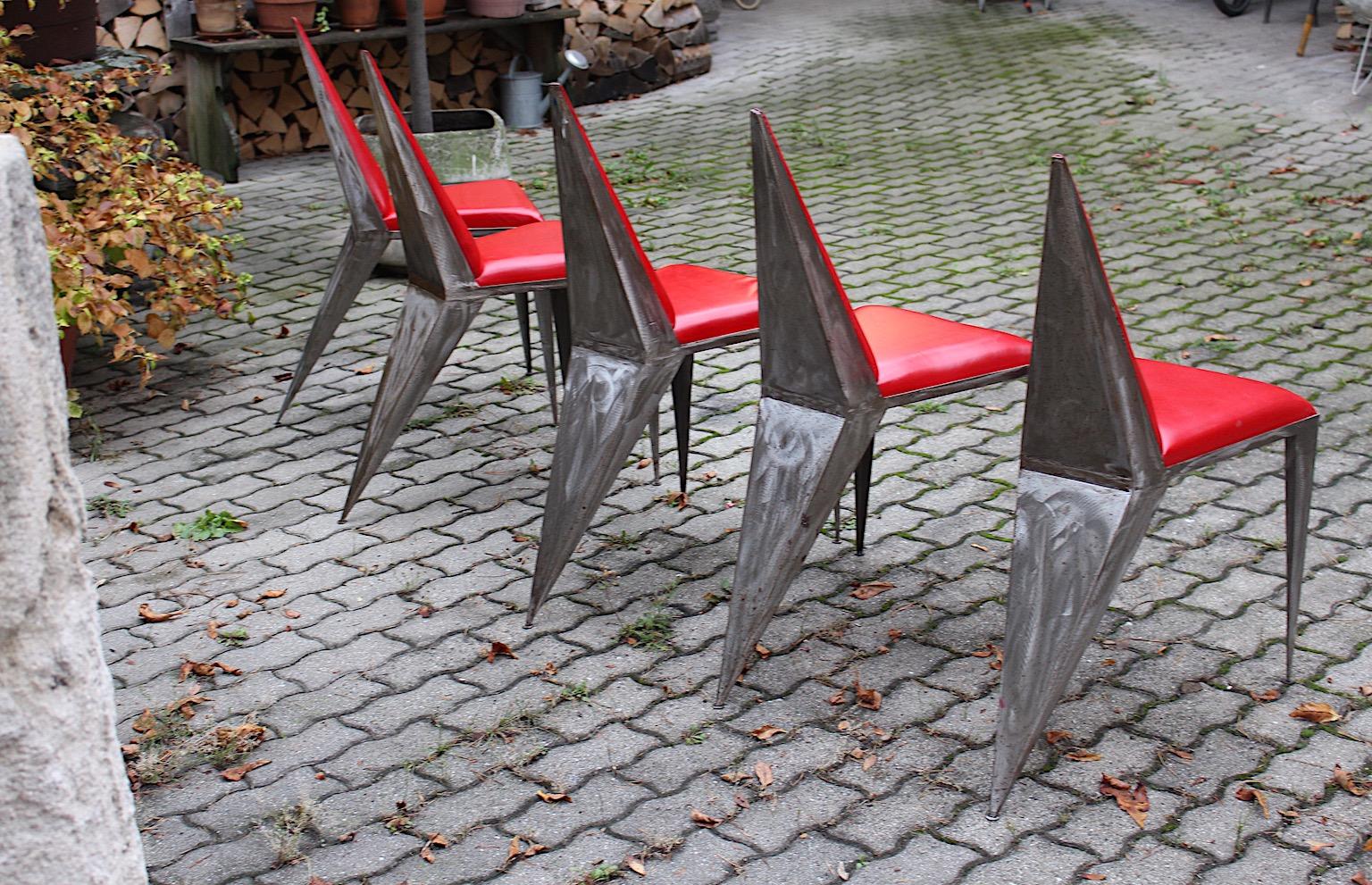 Chaises ou fauteuils de salle à manger vintage géométriques modernes en cuir rouge et fer, Autriche, années 1960 en vente 5