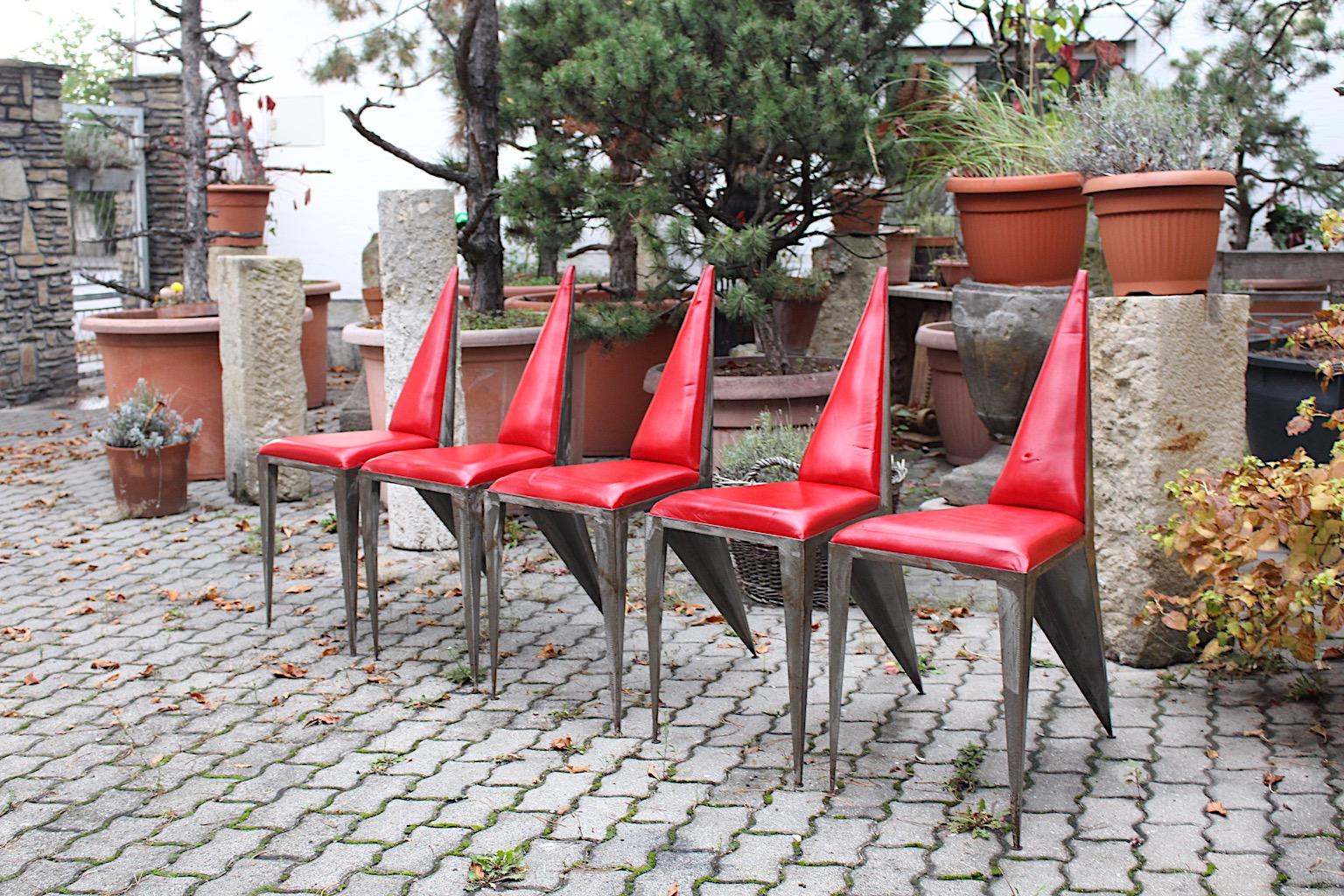 Chaises ou fauteuils de salle à manger vintage géométriques modernes en cuir rouge et fer, Autriche, années 1960 en vente 7
