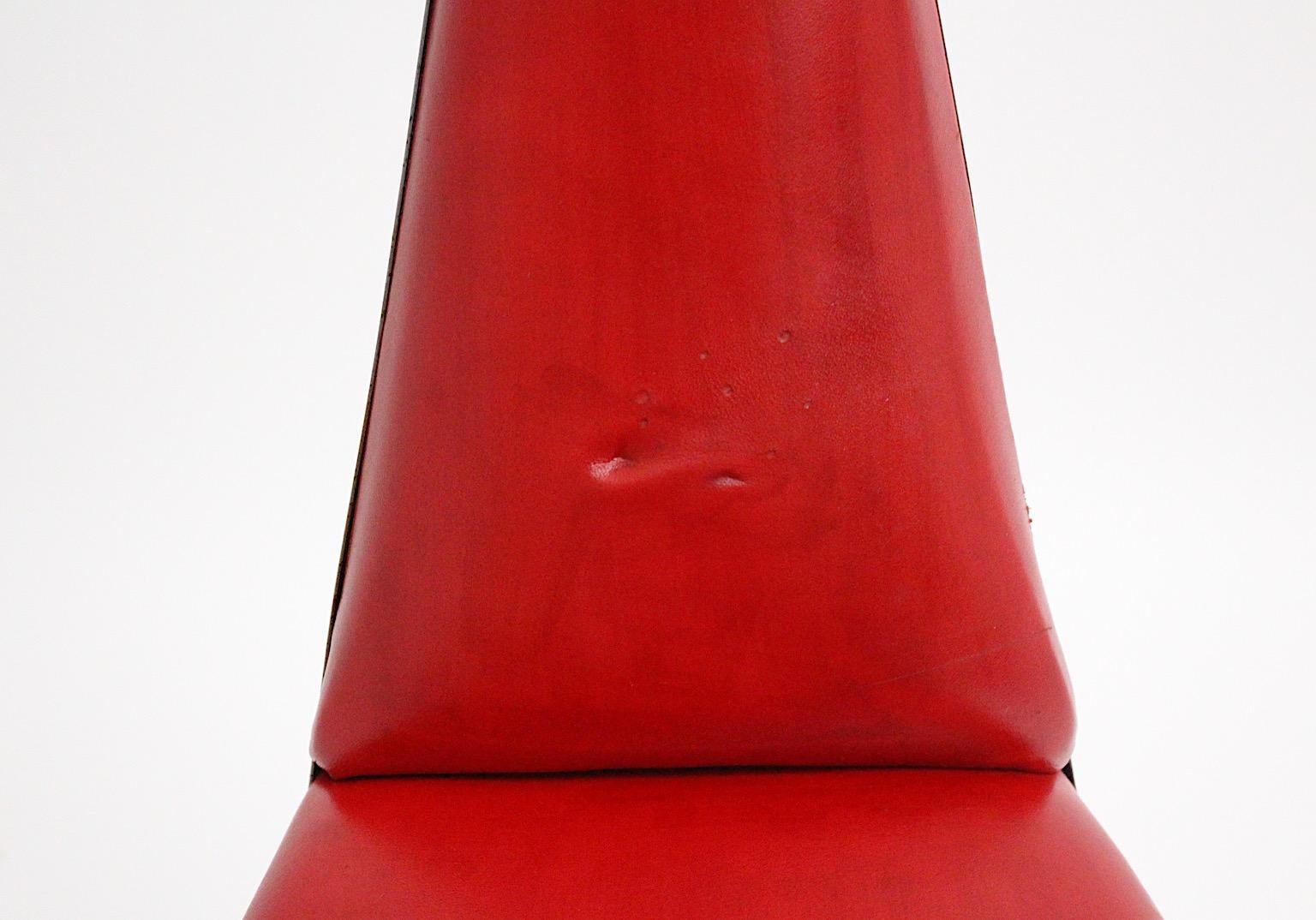 Chaises ou fauteuils de salle à manger vintage géométriques modernes en cuir rouge et fer, Autriche, années 1960 en vente 8