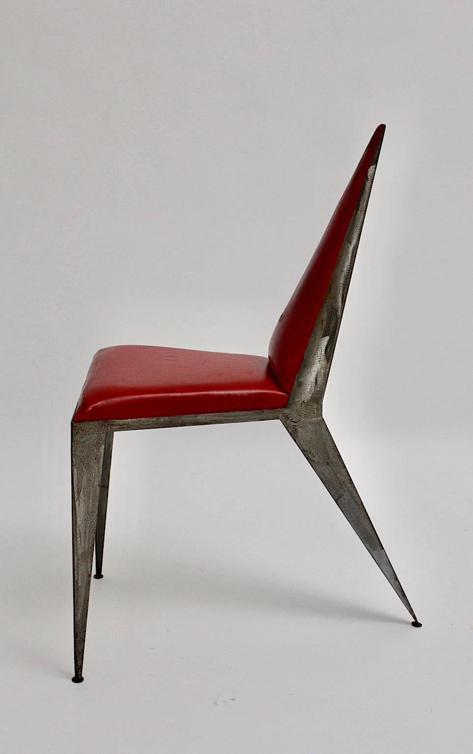 Chaises ou fauteuils de salle à manger vintage géométriques modernes en cuir rouge et fer, Autriche, années 1960 en vente 12