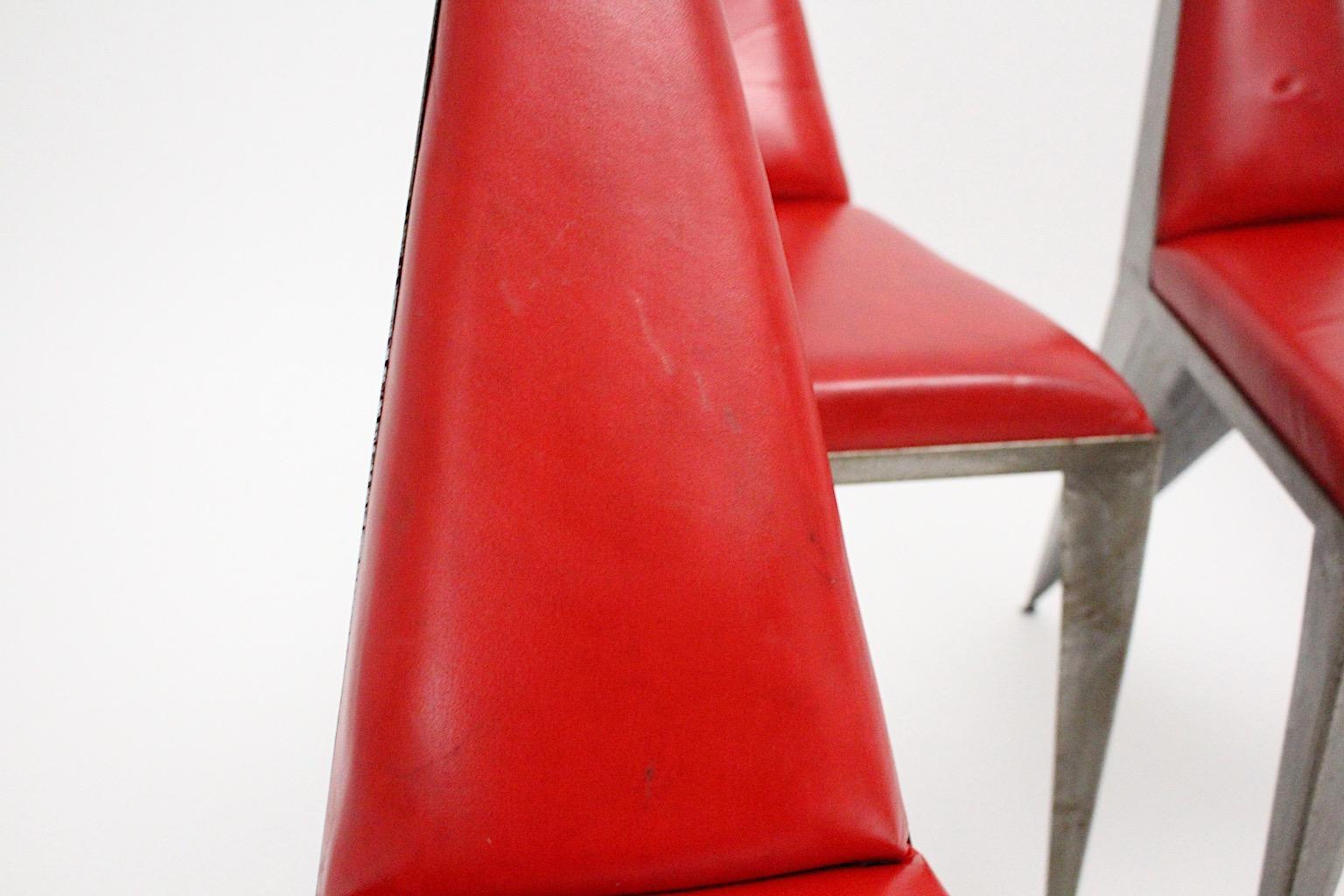 Chaises ou fauteuils de salle à manger vintage géométriques modernes en cuir rouge et fer, Autriche, années 1960 en vente 13