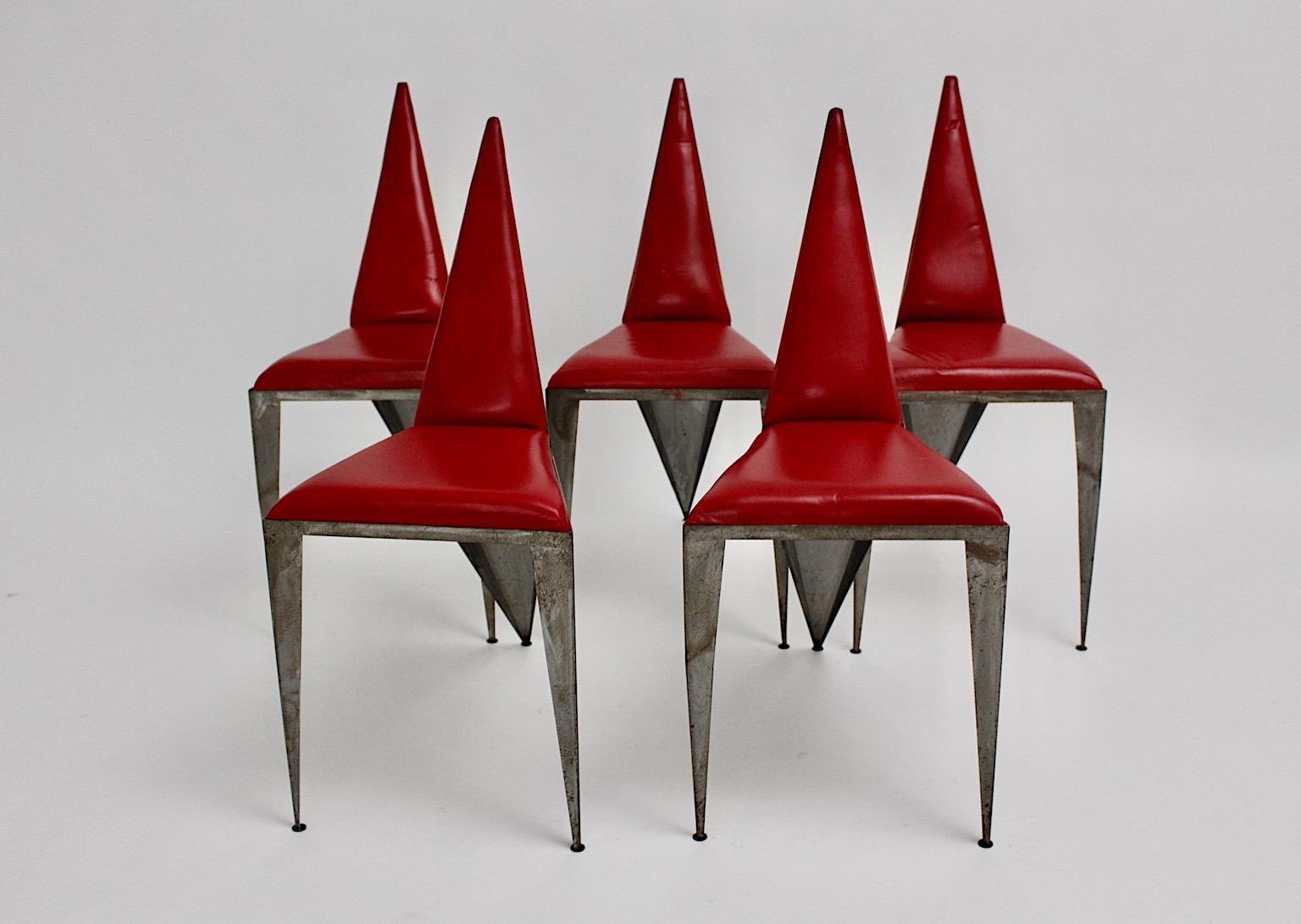 Autrichien Chaises ou fauteuils de salle à manger vintage géométriques modernes en cuir rouge et fer, Autriche, années 1960 en vente