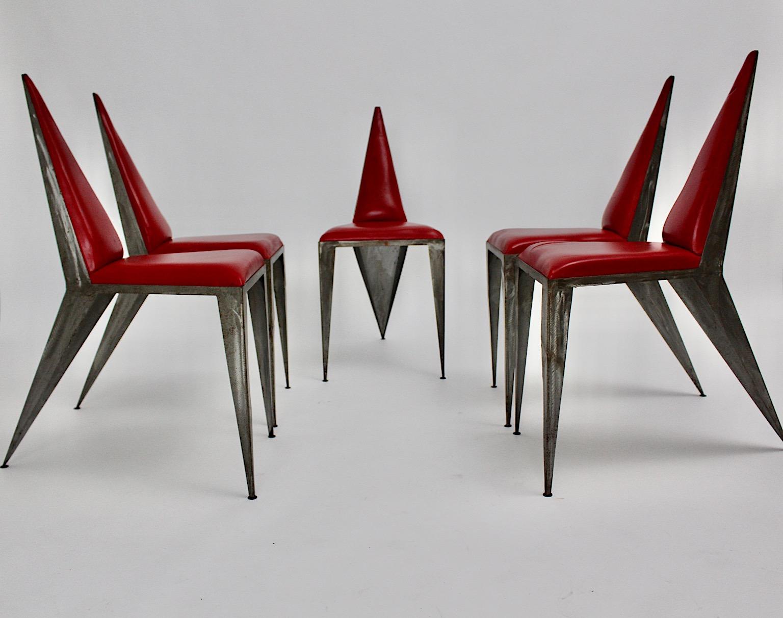 Fer Chaises ou fauteuils de salle à manger vintage géométriques modernes en cuir rouge et fer, Autriche, années 1960 en vente