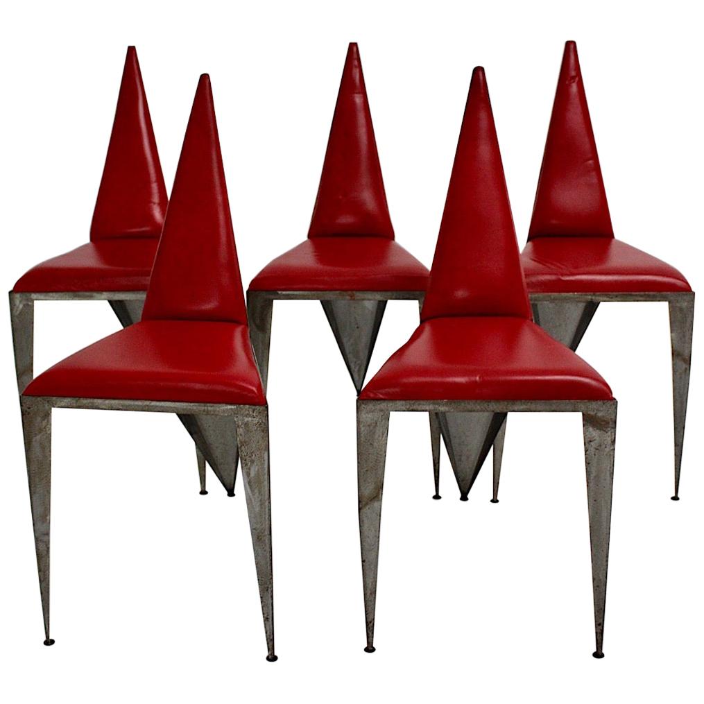 Chaises ou fauteuils de salle à manger vintage géométriques modernes en cuir rouge et fer, Autriche, années 1960 en vente