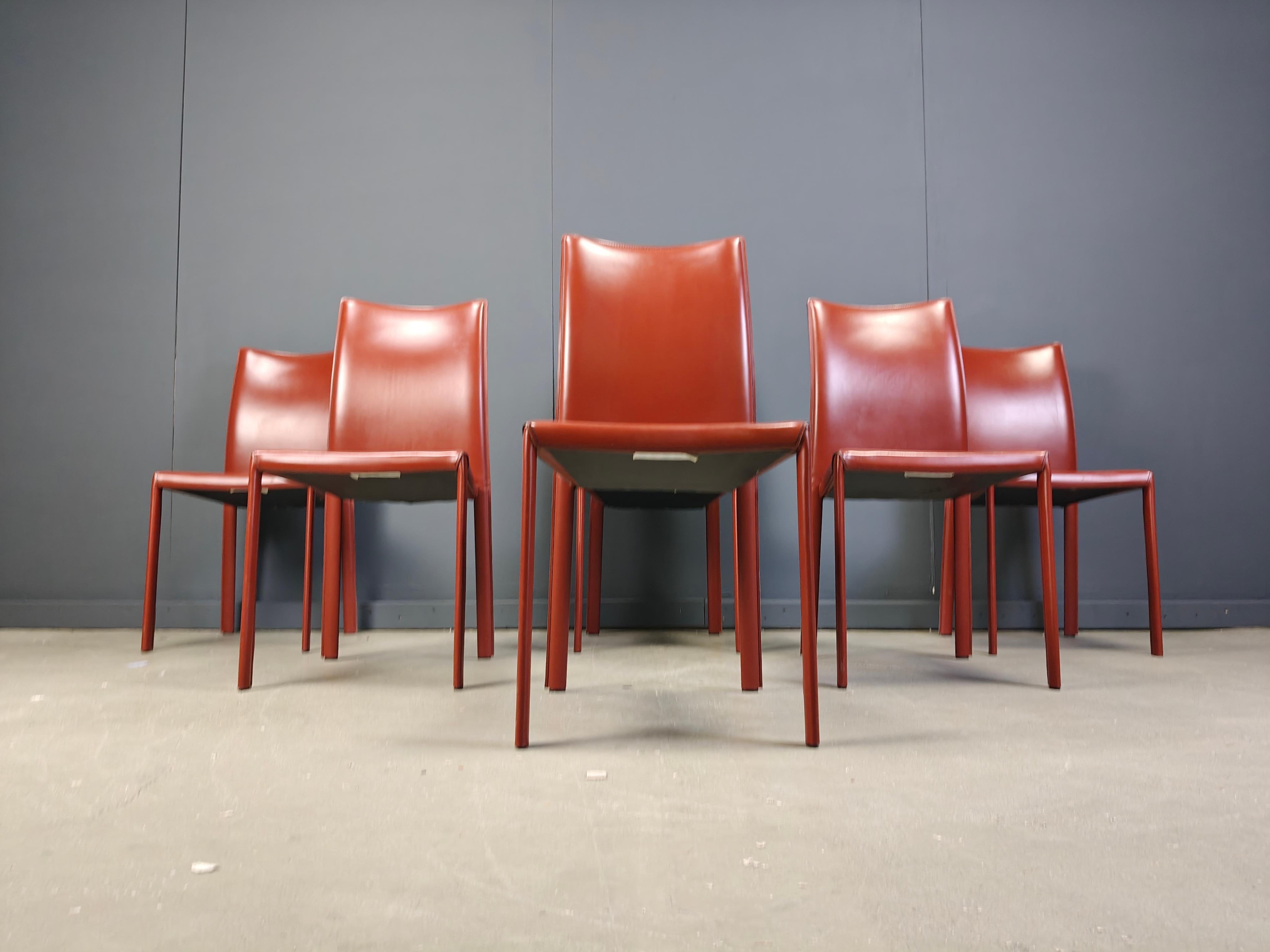 Sillas de comedor italianas de cuero rojo, años 80 - juego de 6 en venta 3