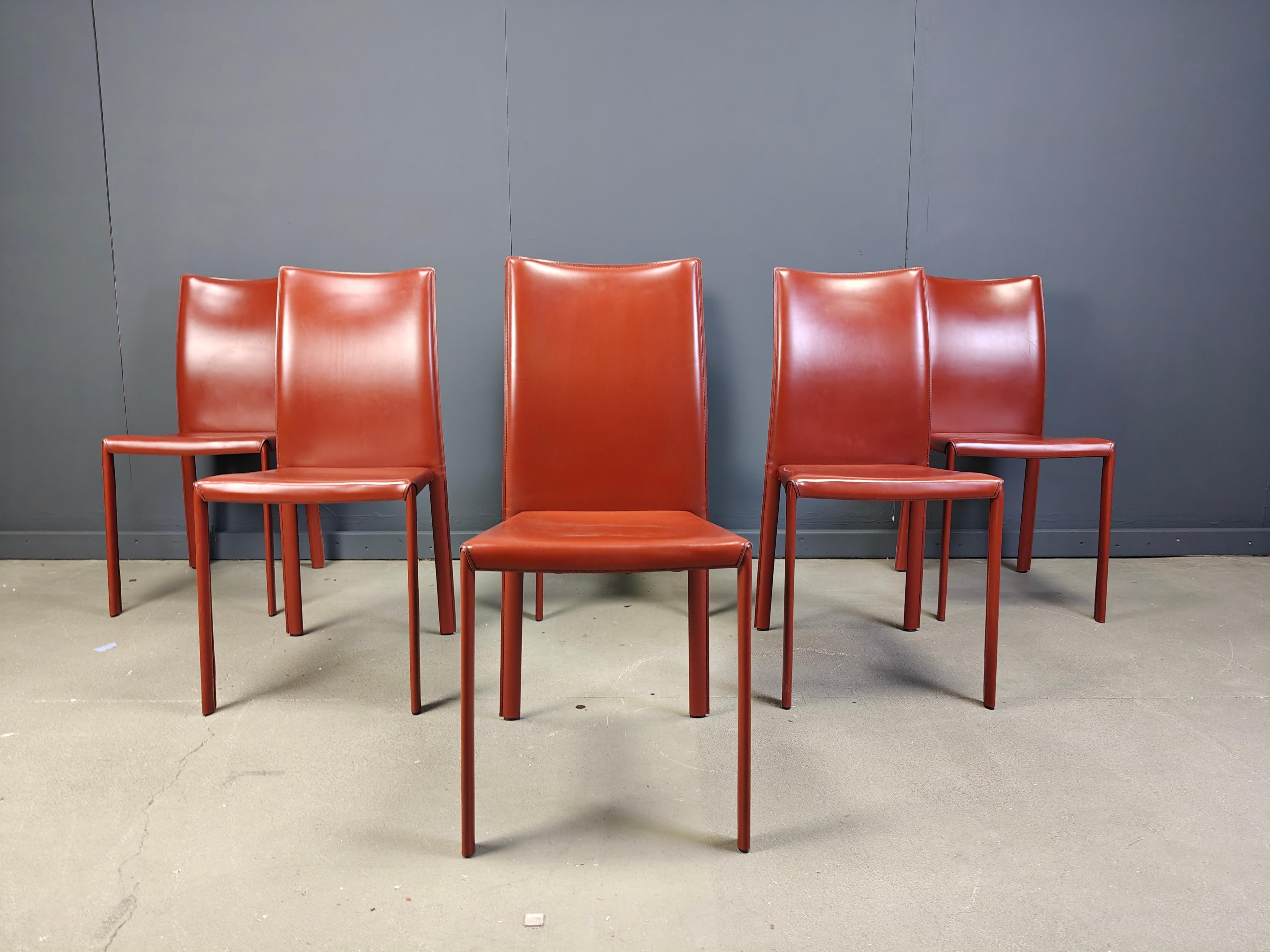 Sillas de comedor italianas de cuero rojo, años 80 - juego de 6 en venta 5