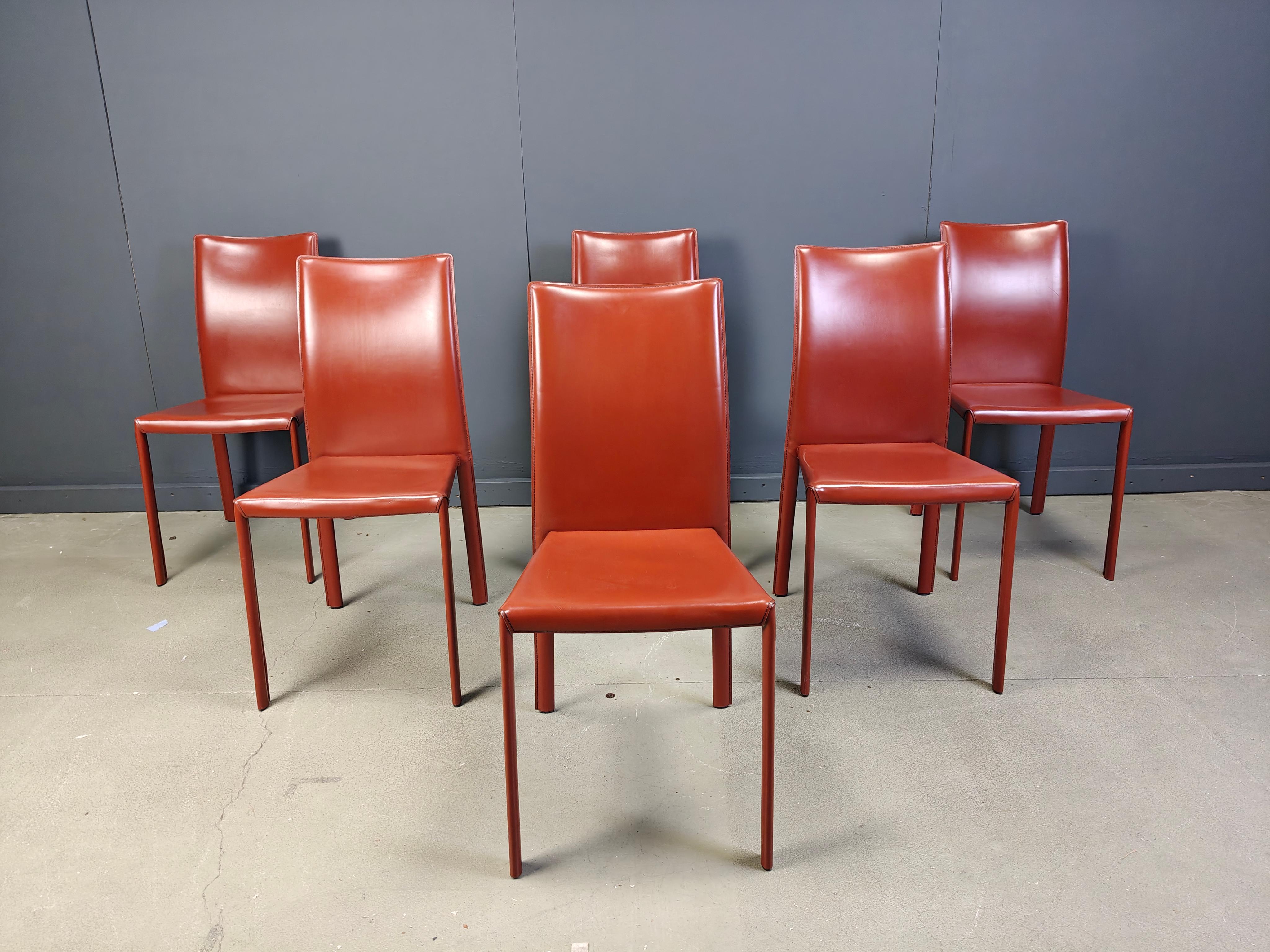Sillas de comedor italianas de cuero rojo, años 80 - juego de 6 en venta 6