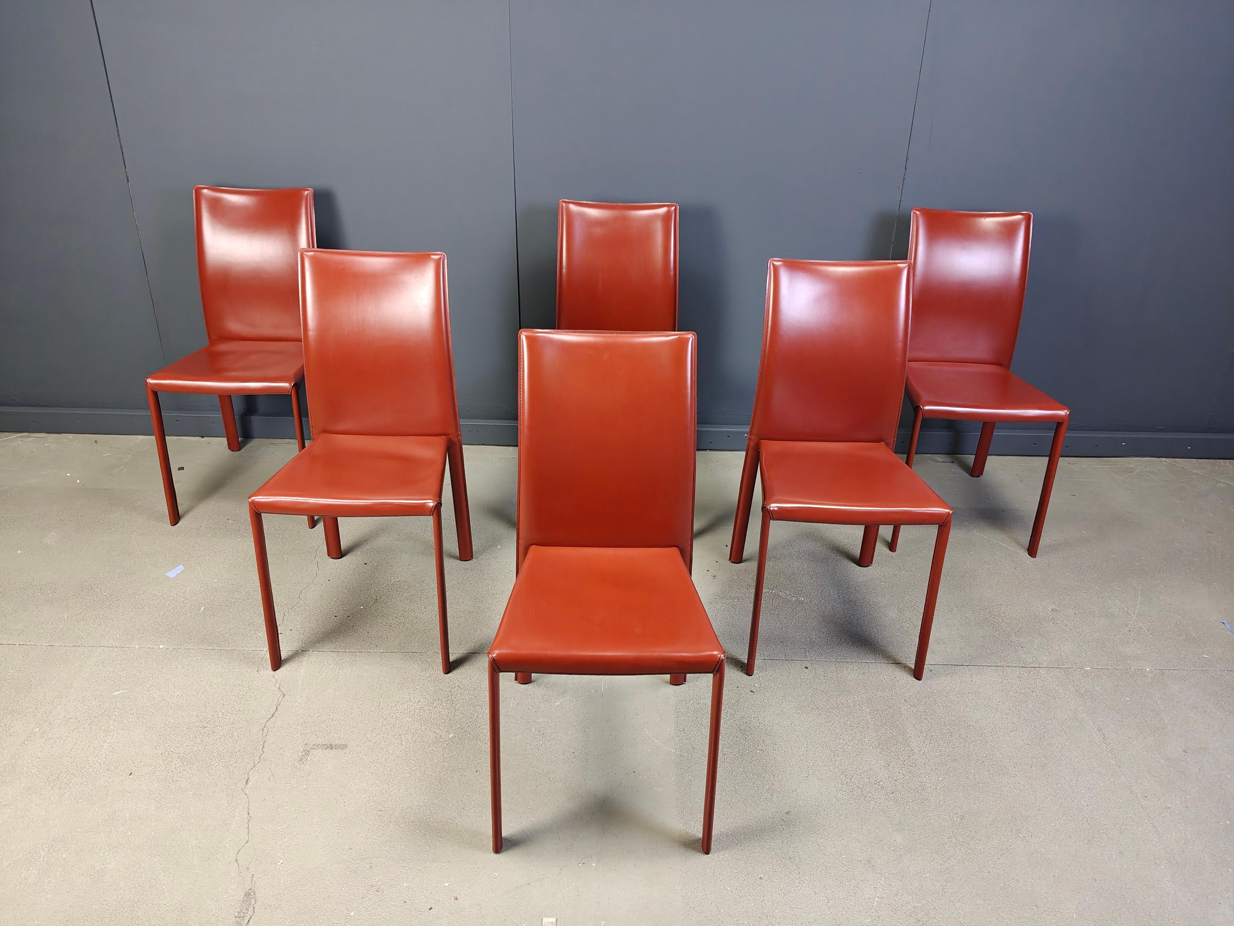 Sillas de comedor vintage de cuero rojo fabricadas en Italia.

Sillas muy resistentes y de diseño atemporal.

Muy buen estado

años 80 - Italia

Dimensiones:
Altura: 91 cm
Anchura: 45 cm
Profundidad: 45 cm
Altura del asiento: 45 cm

El precio es por
