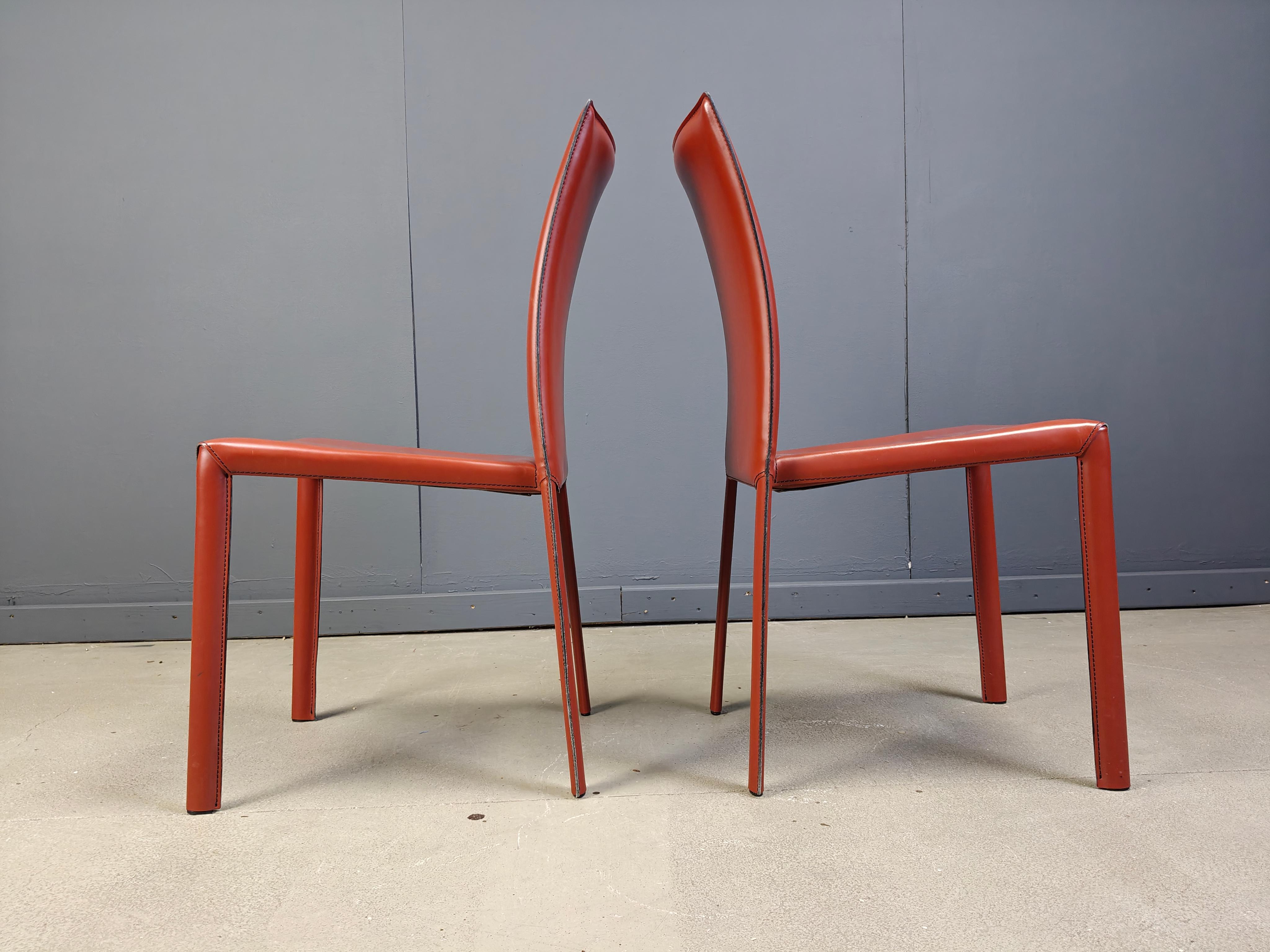 Sillas de comedor italianas de cuero rojo, años 80 - juego de 6 Posmoderno en venta