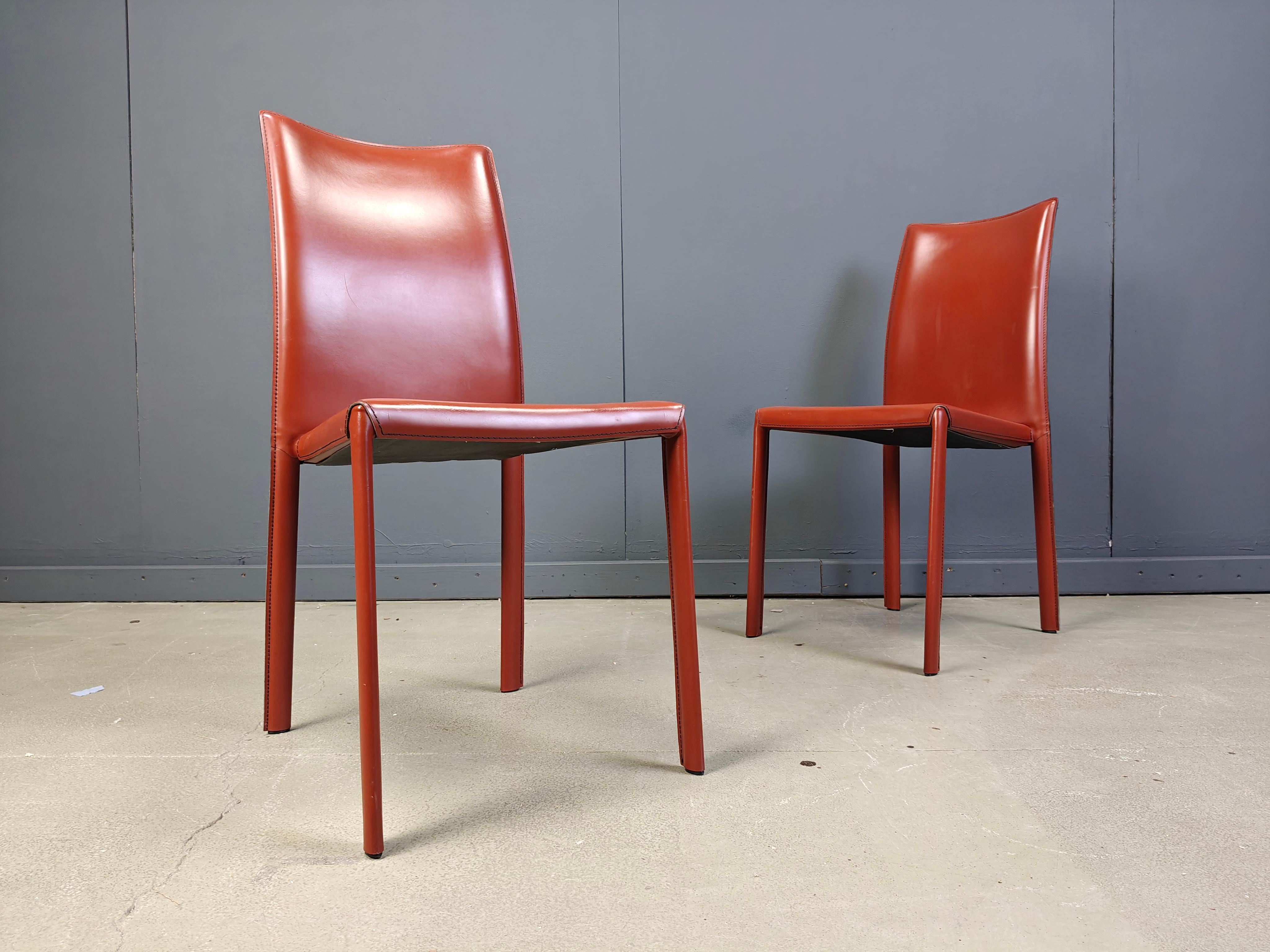 Sillas de comedor italianas de cuero rojo, años 80 - juego de 6 finales del siglo XX en venta