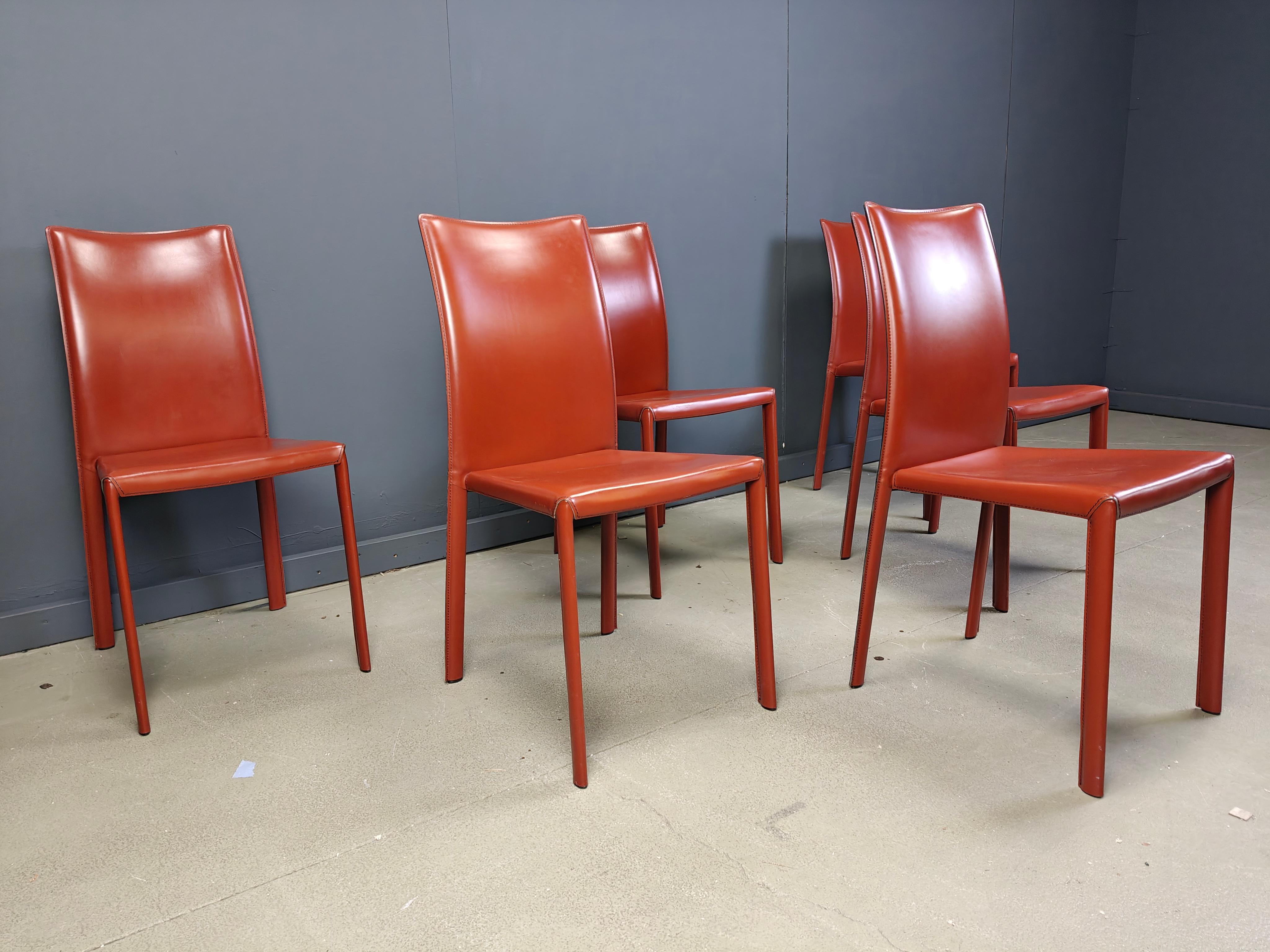 Sillas de comedor italianas de cuero rojo, años 80 - juego de 6 en venta 1