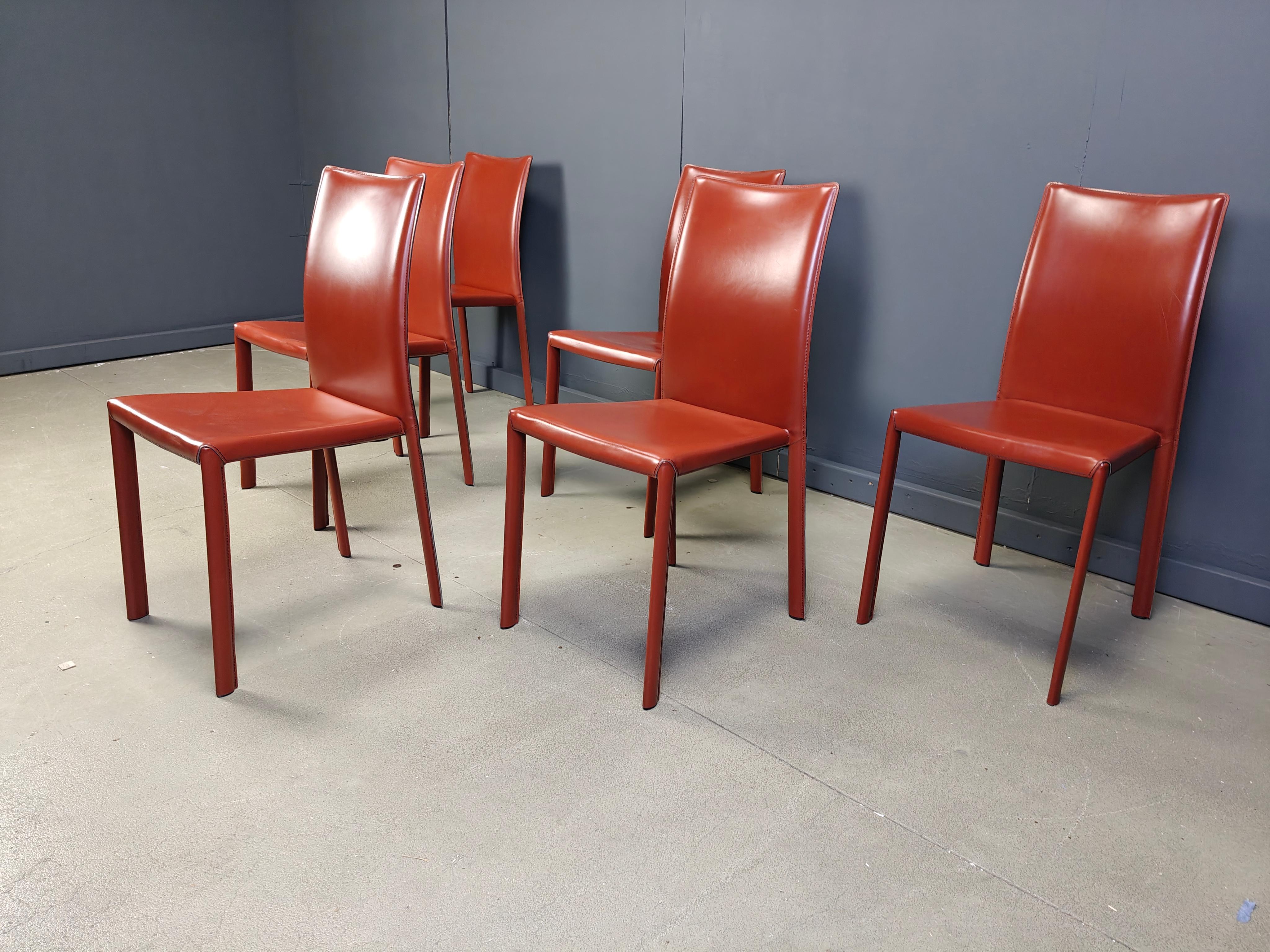 Sillas de comedor italianas de cuero rojo, años 80 - juego de 6 en venta 2