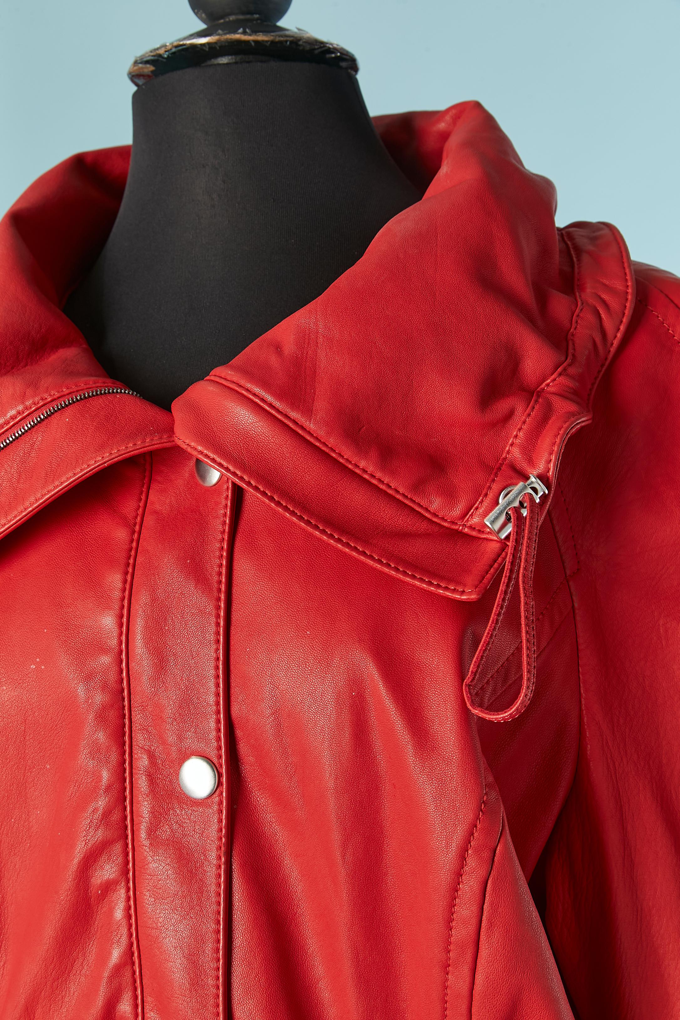 Chaqueta de cuero roja. Composición del forro: acetato y poliéster. 
Manga ranglán. Cordón alrededor del cuello. Cierre de cremallera en el centro delantero con broche de presión en la parte superior . Cierre de cremallera en el bolsillo. Trabajo de