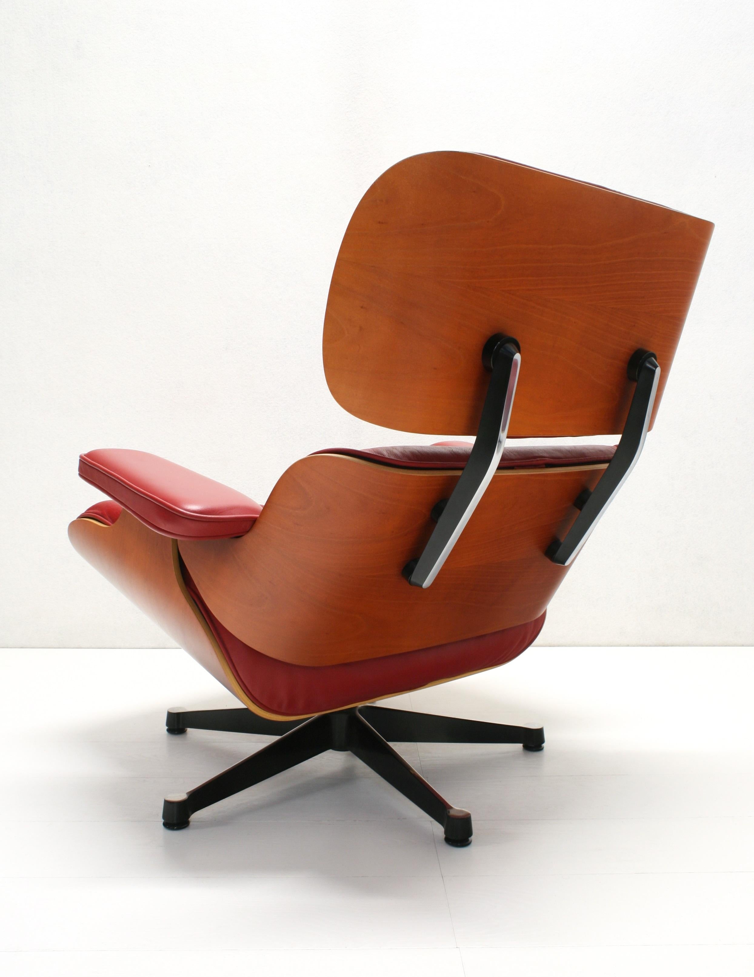 Fauteuil de salon et pouf en cuir rouge de Charles Eames pour Vitra 2