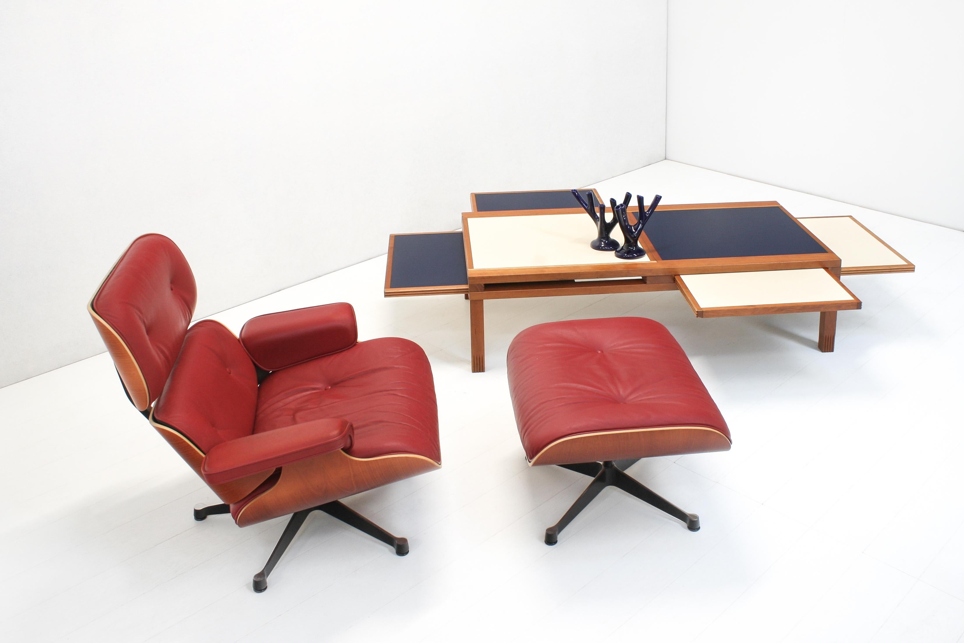 The iconic 670 lounge chair with the 671 hocker designed by Charles Eames for Herman Miller in 1956. A beautiful design classic with fantastic seating comfort.

This set was produced by Vitra and purchased in 2004. 
It has matching cherry veneer