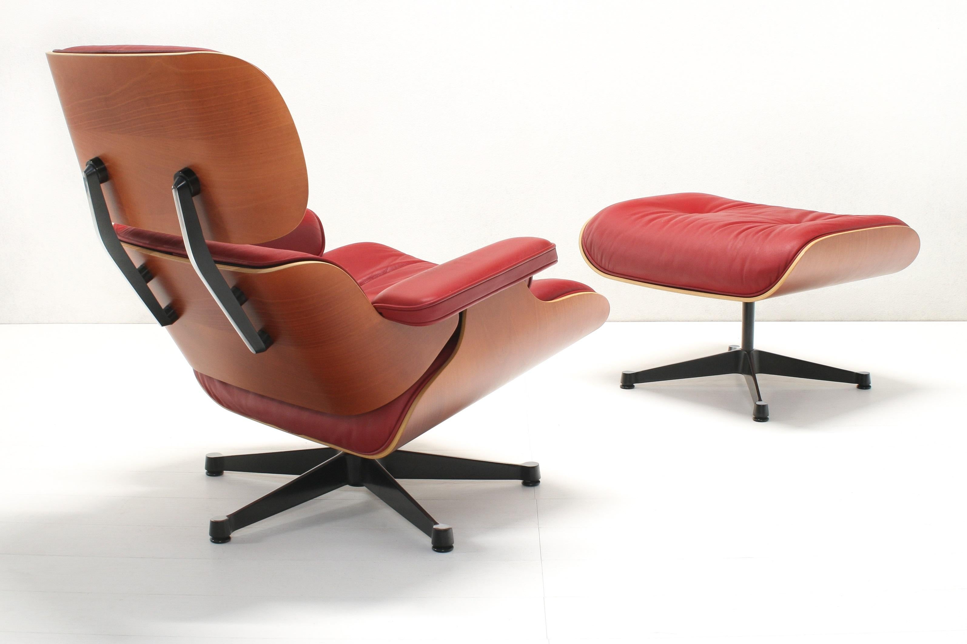 Mid-Century Modern Fauteuil de salon et pouf en cuir rouge de Charles Eames pour Vitra