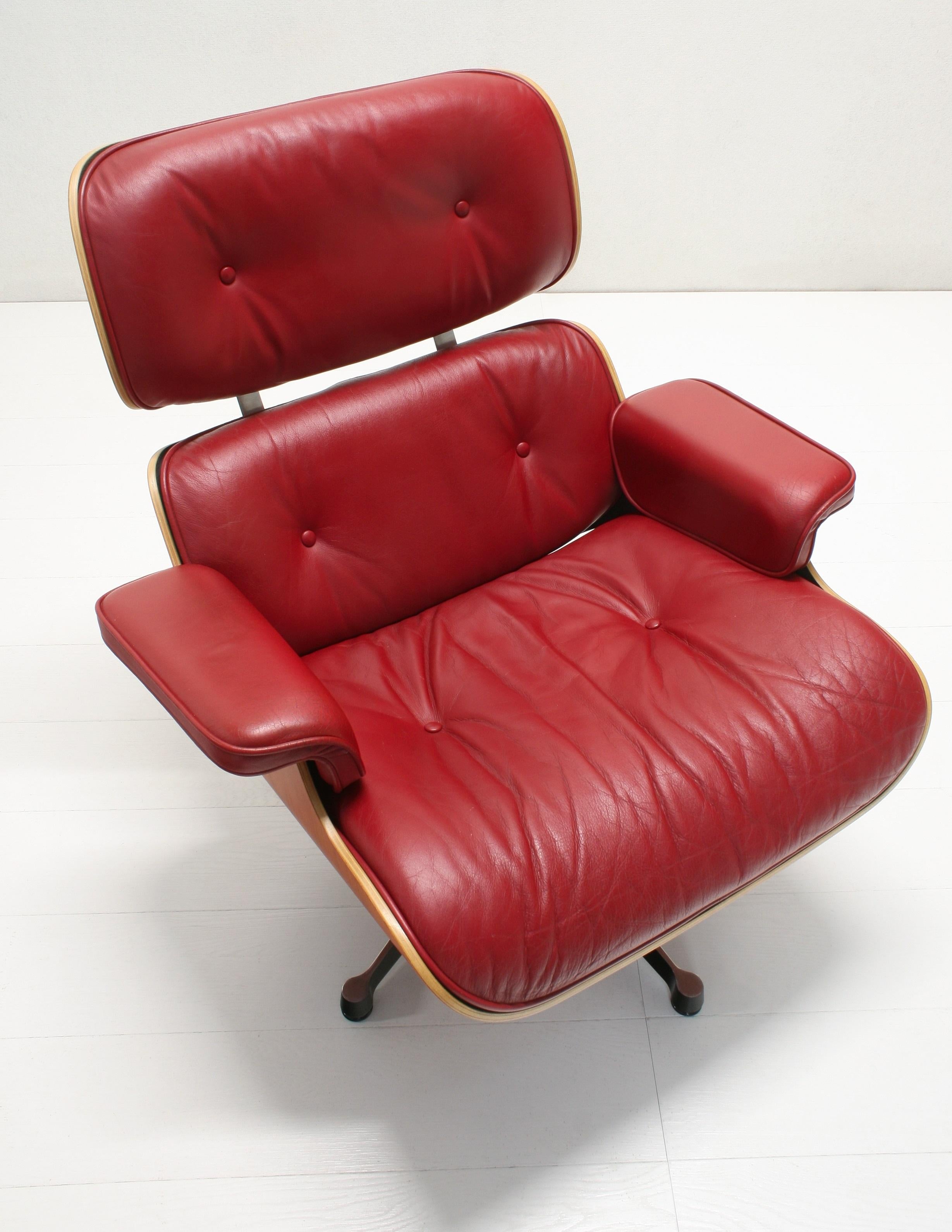 Red Leather Lounge Chair & Ottoman by Charles Eames for Vitra In Good Condition In Izegem, VWV