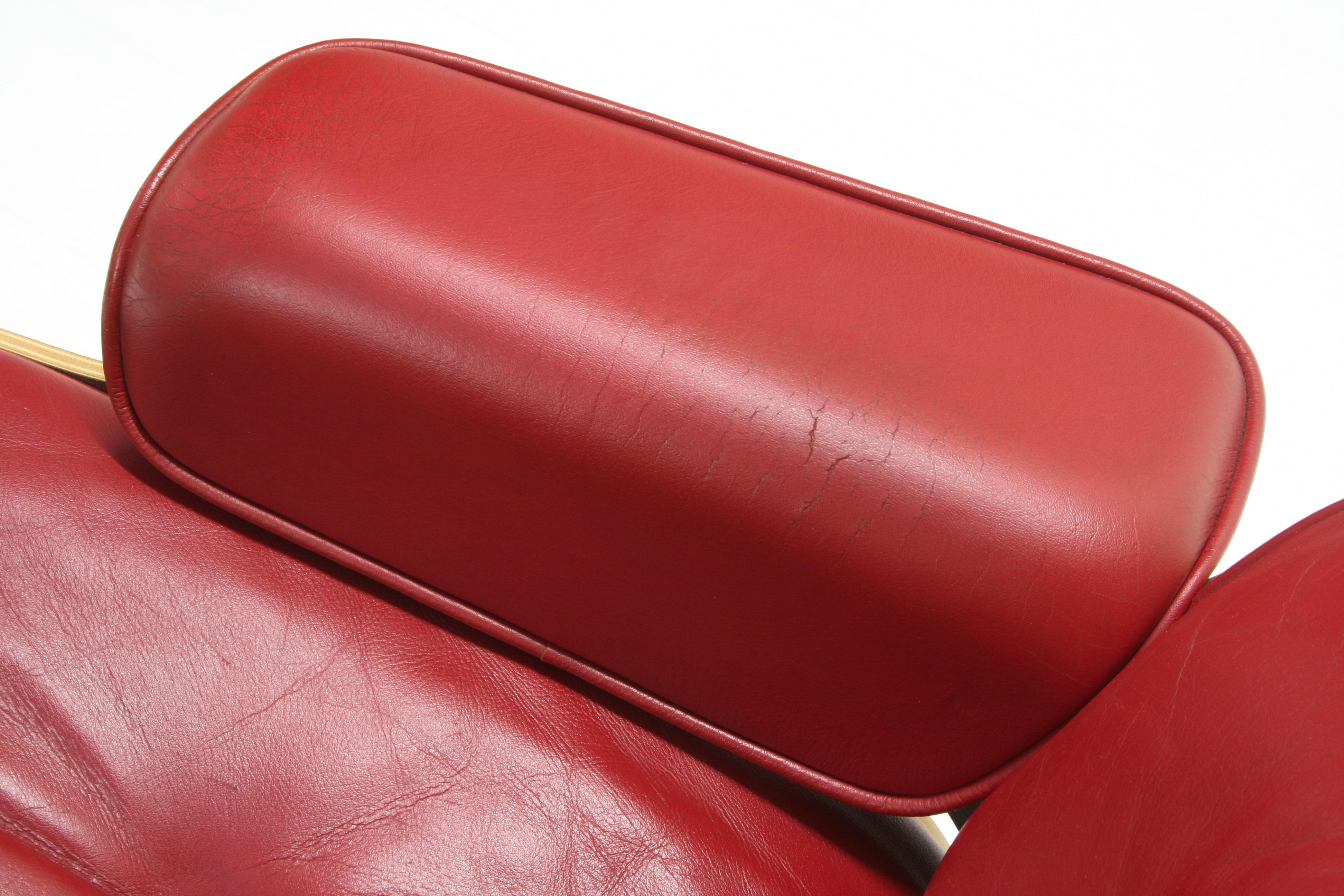 Fauteuil de salon et pouf en cuir rouge de Charles Eames pour Vitra Bon état à Izegem, VWV