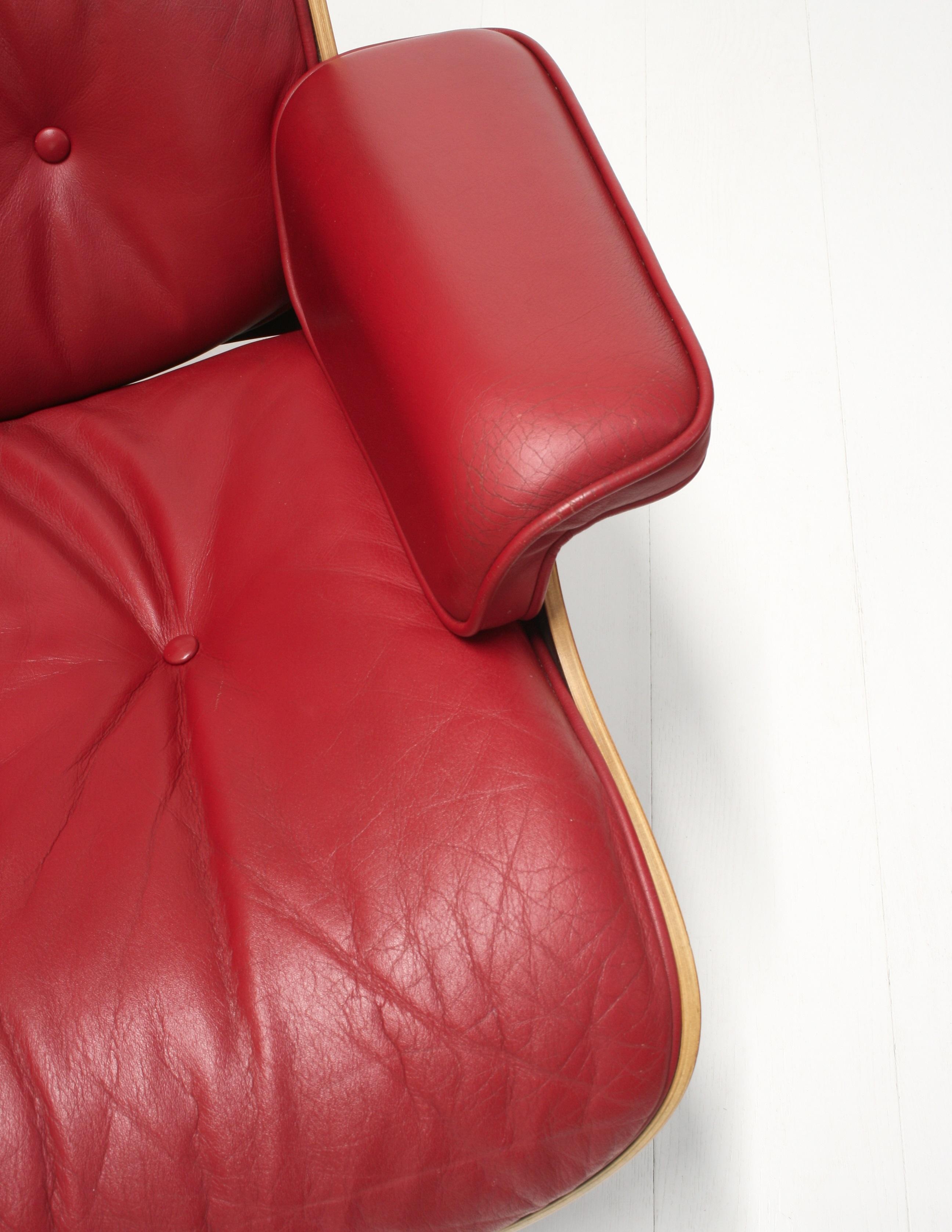 20ième siècle Fauteuil de salon et pouf en cuir rouge de Charles Eames pour Vitra