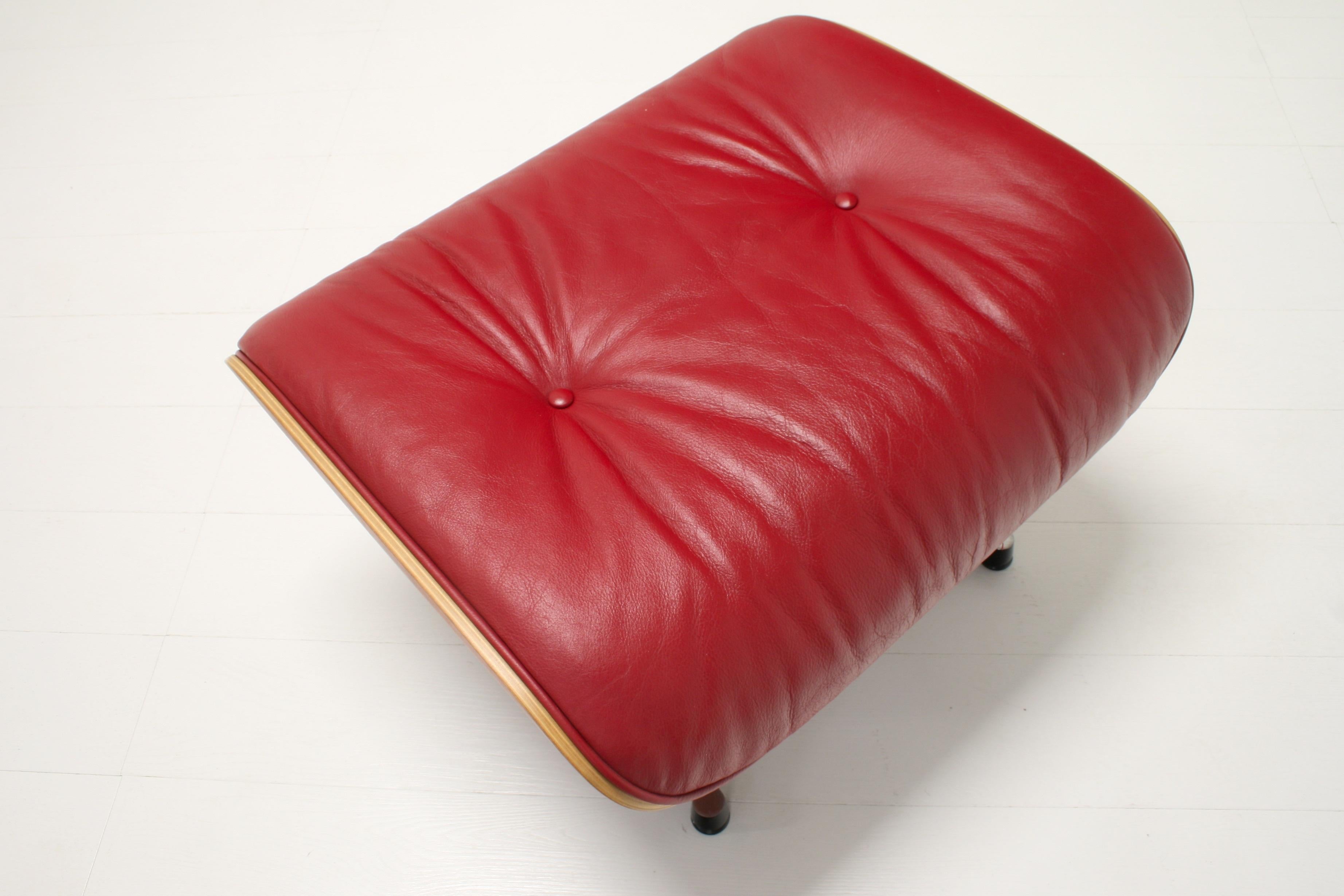 Cuir Fauteuil de salon et pouf en cuir rouge de Charles Eames pour Vitra