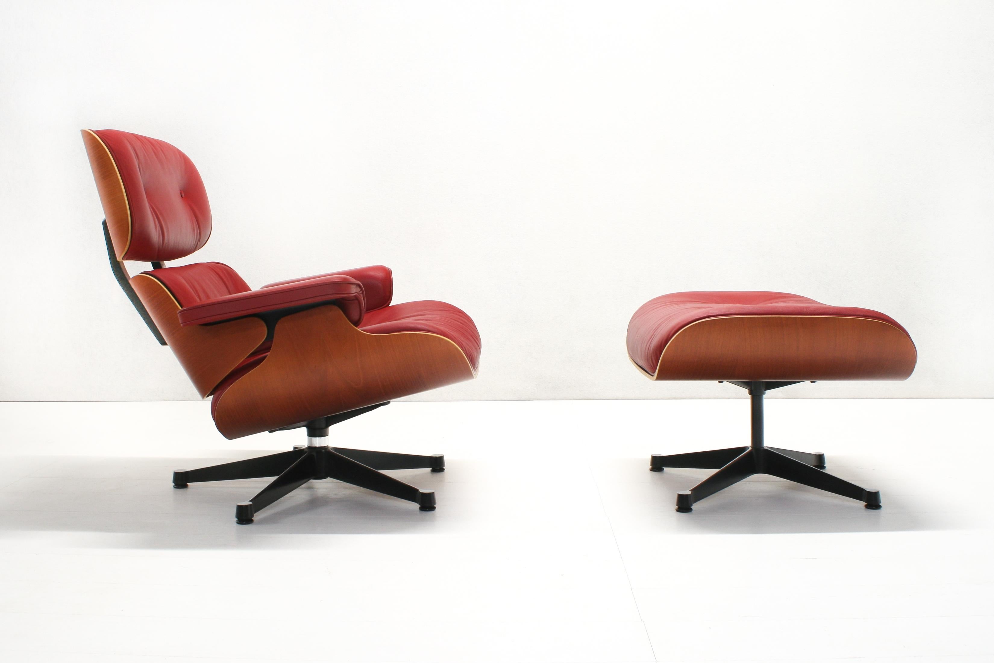Fauteuil de salon et pouf en cuir rouge de Charles Eames pour Vitra 1