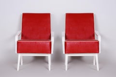 Sillones de cuero rojo de mediados del siglo XX fabricados en Chequia en los años 50. Haya restaurada.
