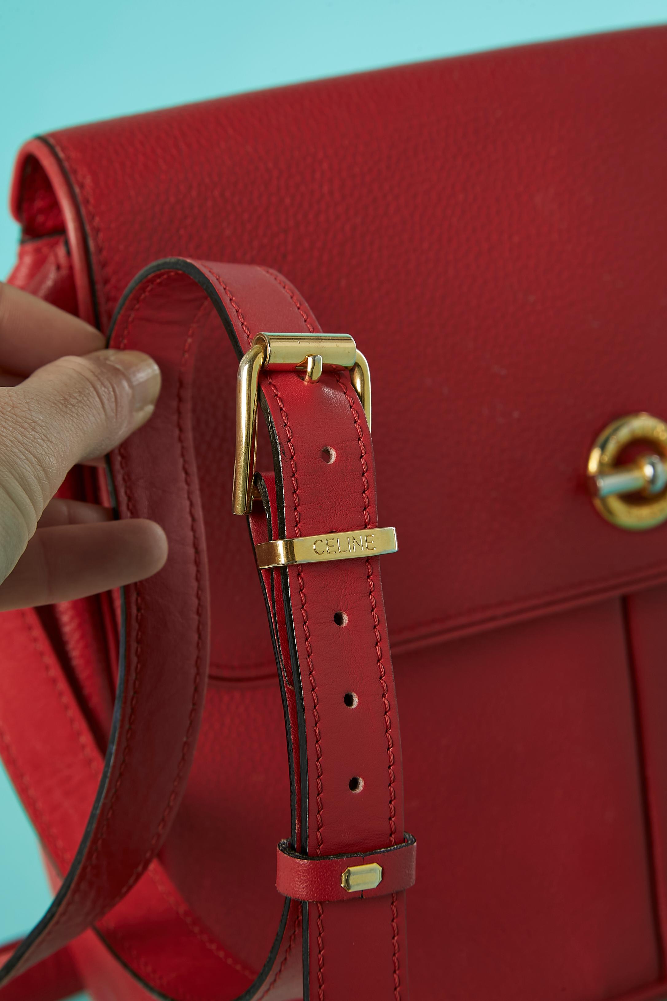 Red leather shoulder bag with gold metal hardware Céline Circa 1980's In Excellent Condition For Sale In Saint-Ouen-Sur-Seine, FR