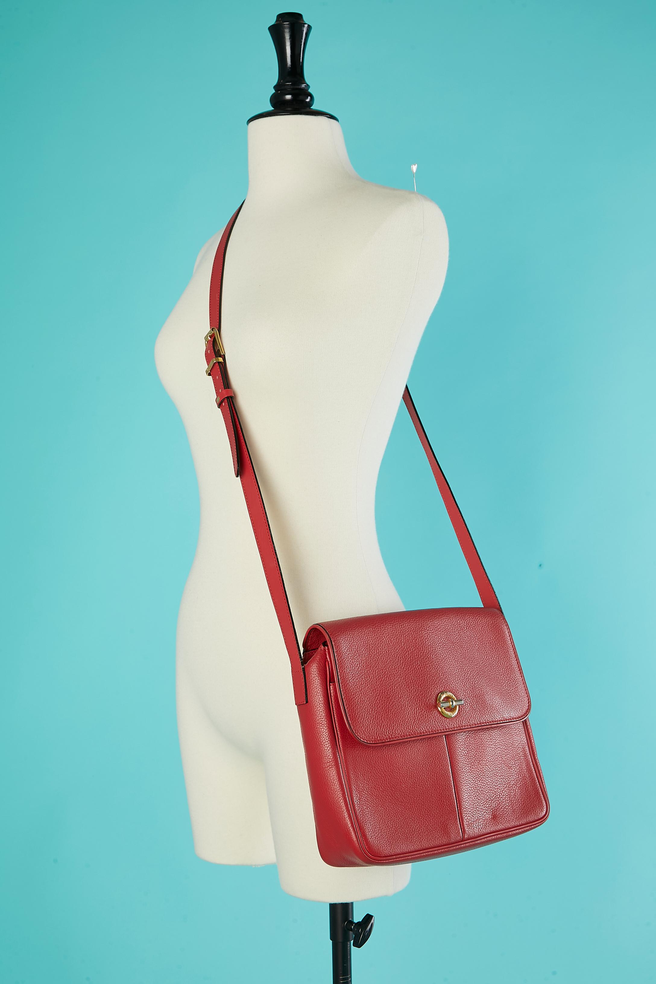 Red leather shoulder bag with gold metal hardware Céline Circa 1980's For Sale 2